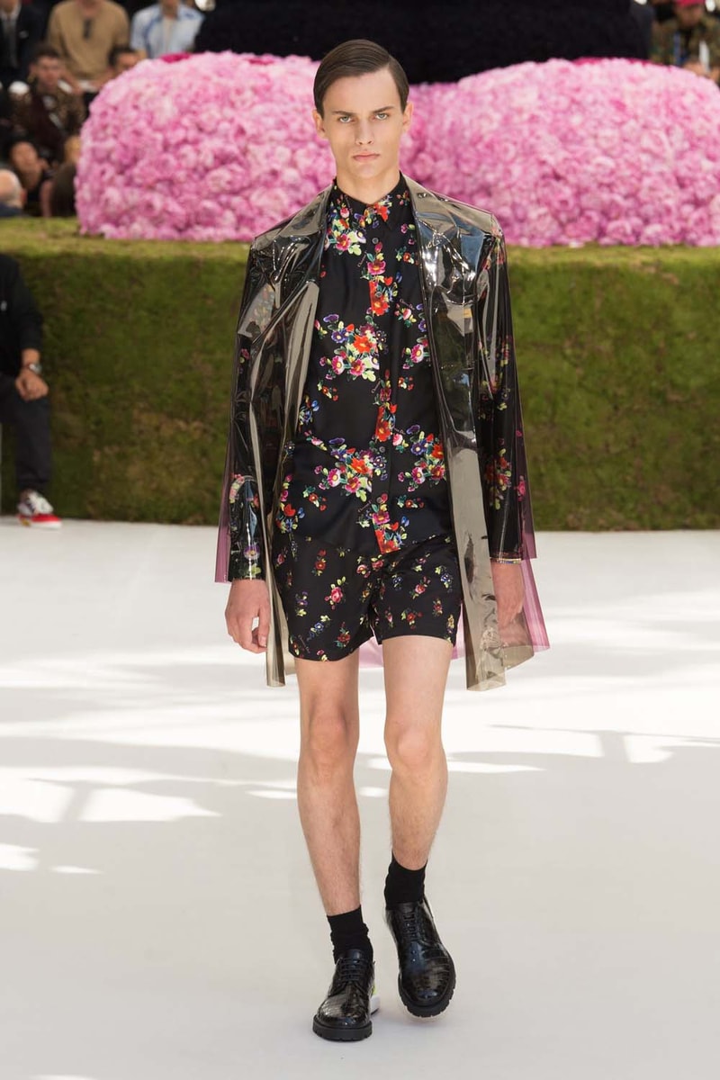 キム・ジョーンズのデザイン美学を証明した Dior Homme 2019年春夏コレクション 〈ALYX〉を手がけるマシュー・ウィリアムズ、著名イギリス人帽子デザイナー、KAWSが参画 Kim Jones キム・ジョーンズ YOON ユン Dior Homme ディオール オム ギャルド・レピュブリケーヌ 2019年春夏コレクション KAWS カウズ BFFコンパニオン Louis Vuitton ルイ・ヴィトン Virgil Abloh ヴァージル・アブロー Karl Lagerfeld カール・ラガーフェルド sacai サカイ 阿部千登勢 UNDERCOVER アンダーカバー 高橋盾 A$AP Rocky エイサップ・ロッキー Kate Moss ケイト・モス Victoria Beckham ヴィクトリア・ベッカム Prince of Nikolai ニコライ王子 ALYX アリクス Stephen Jones スティーブン・ジョーンズ HYPEBEAST ハイプビースト