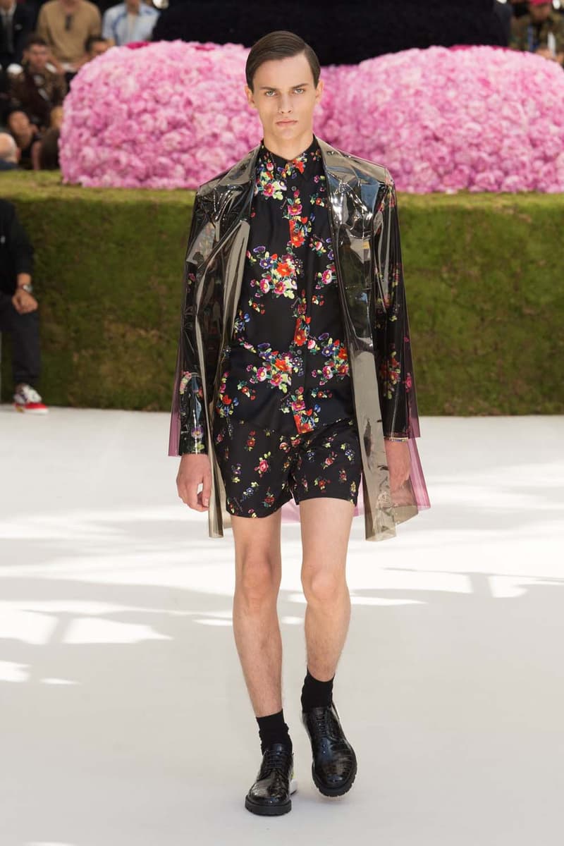 キム・ジョーンズのデザイン美学を証明した Dior Homme 2019年春夏コレクション 〈ALYX〉を手がけるマシュー・ウィリアムズ、著名イギリス人帽子デザイナー、KAWSが参画 Kim Jones キム・ジョーンズ YOON ユン Dior Homme ディオール オム ギャルド・レピュブリケーヌ 2019年春夏コレクション KAWS カウズ BFFコンパニオン Louis Vuitton ルイ・ヴィトン Virgil Abloh ヴァージル・アブロー Karl Lagerfeld カール・ラガーフェルド sacai サカイ 阿部千登勢 UNDERCOVER アンダーカバー 高橋盾 A$AP Rocky エイサップ・ロッキー Kate Moss ケイト・モス Victoria Beckham ヴィクトリア・ベッカム Prince of Nikolai ニコライ王子 ALYX アリクス Stephen Jones スティーブン・ジョーンズ HYPEBEAST ハイプビースト