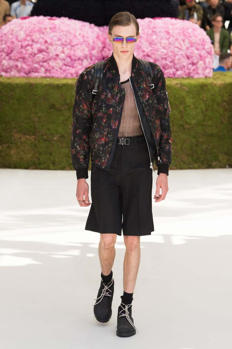 キム・ジョーンズのデザイン美学を証明した Dior Homme 2019年春夏コレクション 〈ALYX〉を手がけるマシュー・ウィリアムズ、著名イギリス人帽子デザイナー、KAWSが参画 Kim Jones キム・ジョーンズ YOON ユン Dior Homme ディオール オム ギャルド・レピュブリケーヌ 2019年春夏コレクション KAWS カウズ BFFコンパニオン Louis Vuitton ルイ・ヴィトン Virgil Abloh ヴァージル・アブロー Karl Lagerfeld カール・ラガーフェルド sacai サカイ 阿部千登勢 UNDERCOVER アンダーカバー 高橋盾 A$AP Rocky エイサップ・ロッキー Kate Moss ケイト・モス Victoria Beckham ヴィクトリア・ベッカム Prince of Nikolai ニコライ王子 ALYX アリクス Stephen Jones スティーブン・ジョーンズ HYPEBEAST ハイプビースト