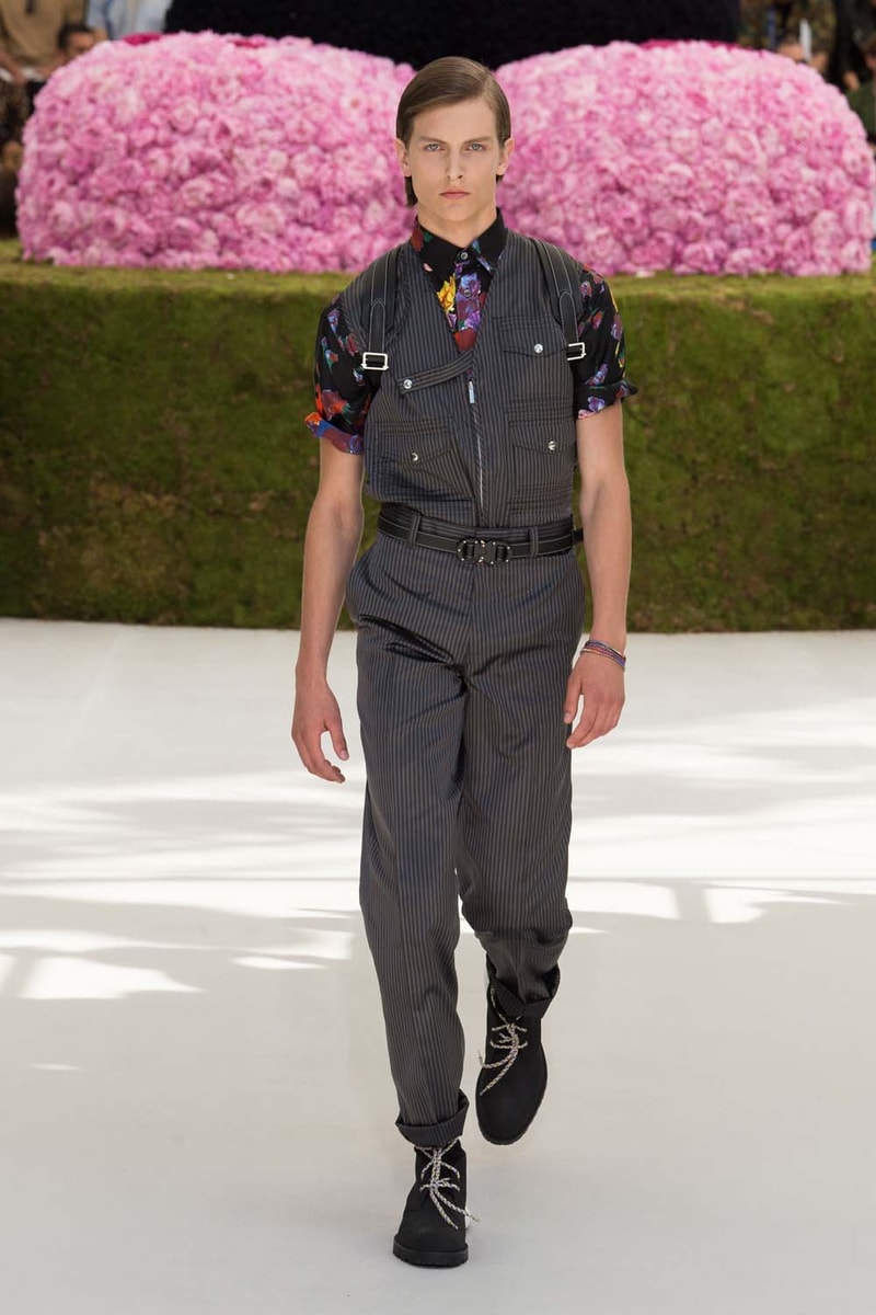 キム・ジョーンズのデザイン美学を証明した Dior Homme 2019年春夏コレクション 〈ALYX〉を手がけるマシュー・ウィリアムズ、著名イギリス人帽子デザイナー、KAWSが参画 Kim Jones キム・ジョーンズ YOON ユン Dior Homme ディオール オム ギャルド・レピュブリケーヌ 2019年春夏コレクション KAWS カウズ BFFコンパニオン Louis Vuitton ルイ・ヴィトン Virgil Abloh ヴァージル・アブロー Karl Lagerfeld カール・ラガーフェルド sacai サカイ 阿部千登勢 UNDERCOVER アンダーカバー 高橋盾 A$AP Rocky エイサップ・ロッキー Kate Moss ケイト・モス Victoria Beckham ヴィクトリア・ベッカム Prince of Nikolai ニコライ王子 ALYX アリクス Stephen Jones スティーブン・ジョーンズ HYPEBEAST ハイプビースト