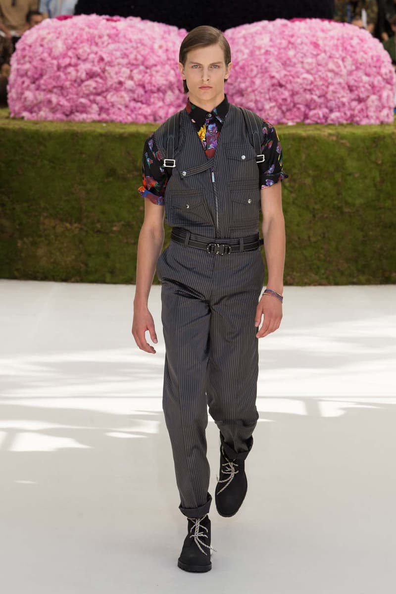 キム・ジョーンズのデザイン美学を証明した Dior Homme 2019年春夏コレクション 〈ALYX〉を手がけるマシュー・ウィリアムズ、著名イギリス人帽子デザイナー、KAWSが参画 Kim Jones キム・ジョーンズ YOON ユン Dior Homme ディオール オム ギャルド・レピュブリケーヌ 2019年春夏コレクション KAWS カウズ BFFコンパニオン Louis Vuitton ルイ・ヴィトン Virgil Abloh ヴァージル・アブロー Karl Lagerfeld カール・ラガーフェルド sacai サカイ 阿部千登勢 UNDERCOVER アンダーカバー 高橋盾 A$AP Rocky エイサップ・ロッキー Kate Moss ケイト・モス Victoria Beckham ヴィクトリア・ベッカム Prince of Nikolai ニコライ王子 ALYX アリクス Stephen Jones スティーブン・ジョーンズ HYPEBEAST ハイプビースト