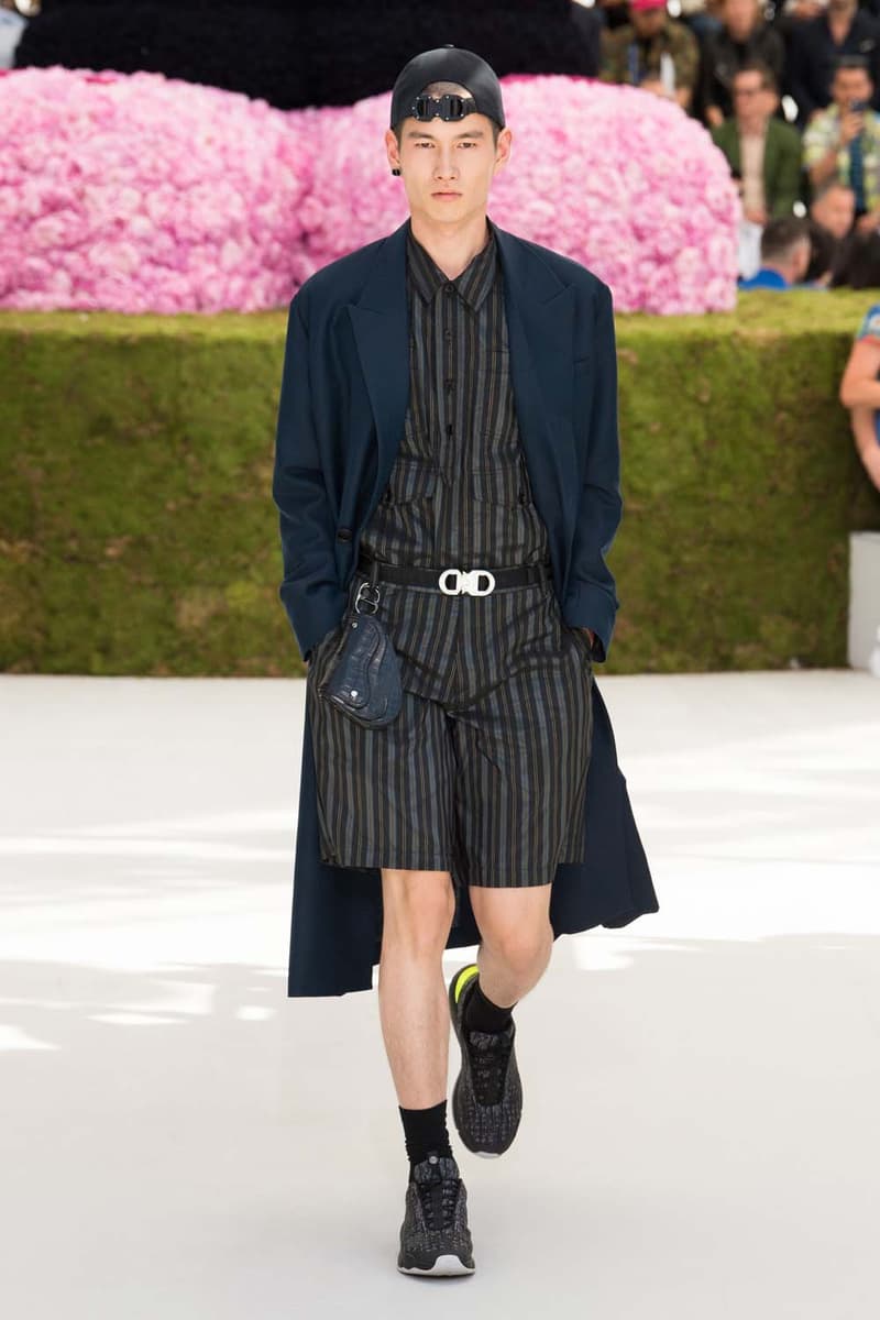 キム・ジョーンズのデザイン美学を証明した Dior Homme 2019年春夏コレクション 〈ALYX〉を手がけるマシュー・ウィリアムズ、著名イギリス人帽子デザイナー、KAWSが参画 Kim Jones キム・ジョーンズ YOON ユン Dior Homme ディオール オム ギャルド・レピュブリケーヌ 2019年春夏コレクション KAWS カウズ BFFコンパニオン Louis Vuitton ルイ・ヴィトン Virgil Abloh ヴァージル・アブロー Karl Lagerfeld カール・ラガーフェルド sacai サカイ 阿部千登勢 UNDERCOVER アンダーカバー 高橋盾 A$AP Rocky エイサップ・ロッキー Kate Moss ケイト・モス Victoria Beckham ヴィクトリア・ベッカム Prince of Nikolai ニコライ王子 ALYX アリクス Stephen Jones スティーブン・ジョーンズ HYPEBEAST ハイプビースト