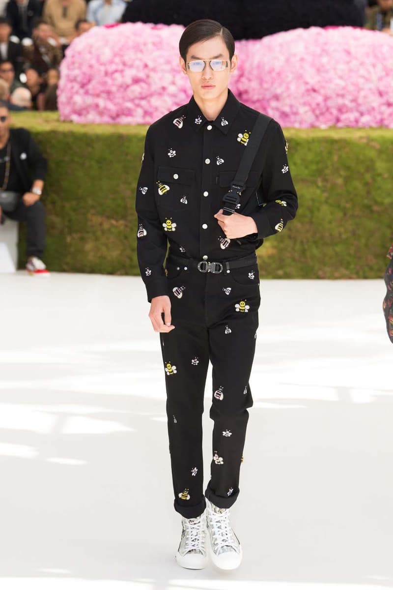 キム・ジョーンズのデザイン美学を証明した Dior Homme 2019年春夏コレクション 〈ALYX〉を手がけるマシュー・ウィリアムズ、著名イギリス人帽子デザイナー、KAWSが参画 Kim Jones キム・ジョーンズ YOON ユン Dior Homme ディオール オム ギャルド・レピュブリケーヌ 2019年春夏コレクション KAWS カウズ BFFコンパニオン Louis Vuitton ルイ・ヴィトン Virgil Abloh ヴァージル・アブロー Karl Lagerfeld カール・ラガーフェルド sacai サカイ 阿部千登勢 UNDERCOVER アンダーカバー 高橋盾 A$AP Rocky エイサップ・ロッキー Kate Moss ケイト・モス Victoria Beckham ヴィクトリア・ベッカム Prince of Nikolai ニコライ王子 ALYX アリクス Stephen Jones スティーブン・ジョーンズ HYPEBEAST ハイプビースト