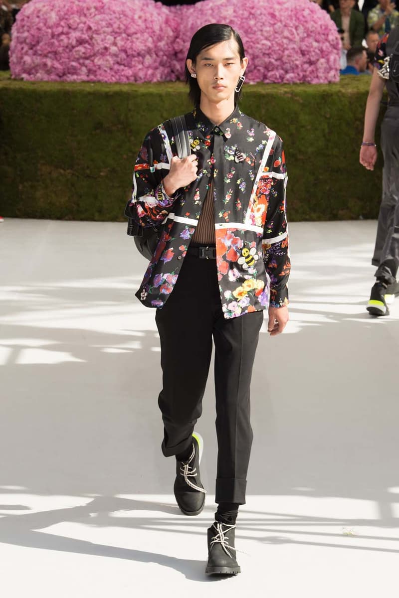 キム・ジョーンズのデザイン美学を証明した Dior Homme 2019年春夏コレクション 〈ALYX〉を手がけるマシュー・ウィリアムズ、著名イギリス人帽子デザイナー、KAWSが参画 Kim Jones キム・ジョーンズ YOON ユン Dior Homme ディオール オム ギャルド・レピュブリケーヌ 2019年春夏コレクション KAWS カウズ BFFコンパニオン Louis Vuitton ルイ・ヴィトン Virgil Abloh ヴァージル・アブロー Karl Lagerfeld カール・ラガーフェルド sacai サカイ 阿部千登勢 UNDERCOVER アンダーカバー 高橋盾 A$AP Rocky エイサップ・ロッキー Kate Moss ケイト・モス Victoria Beckham ヴィクトリア・ベッカム Prince of Nikolai ニコライ王子 ALYX アリクス Stephen Jones スティーブン・ジョーンズ HYPEBEAST ハイプビースト