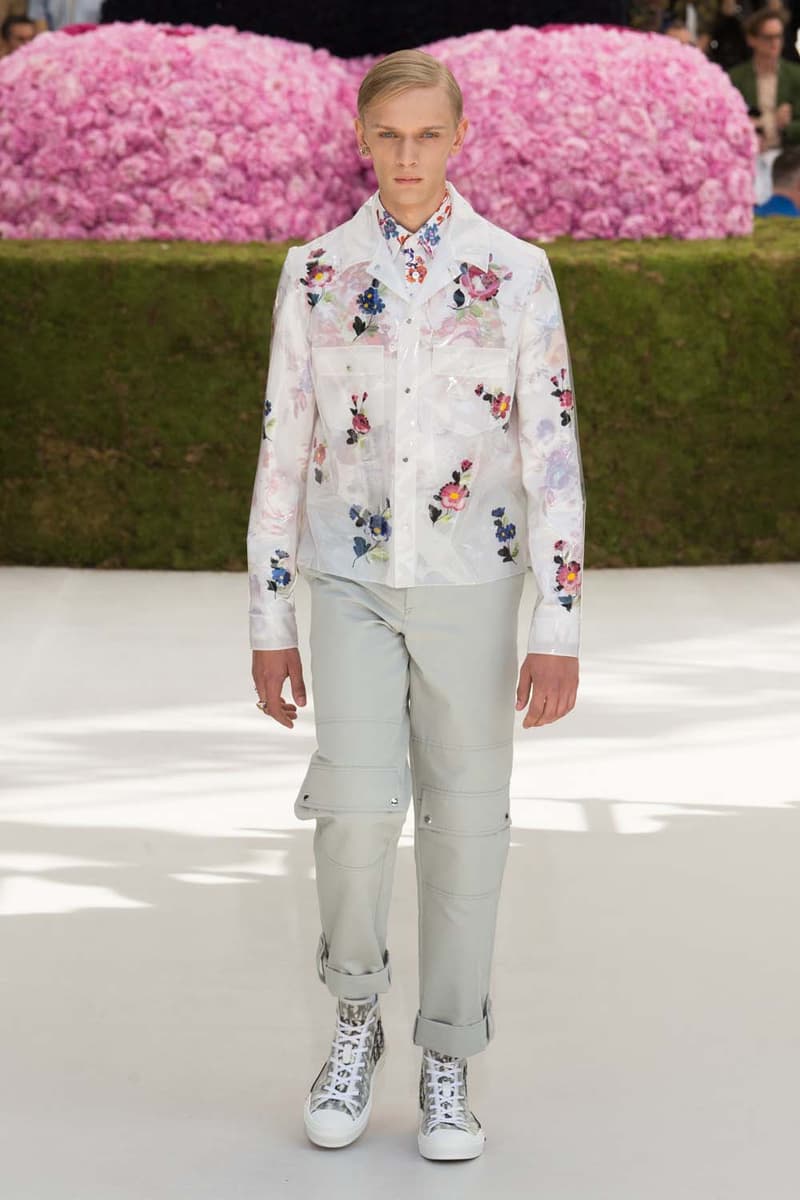 キム・ジョーンズのデザイン美学を証明した Dior Homme 2019年春夏コレクション 〈ALYX〉を手がけるマシュー・ウィリアムズ、著名イギリス人帽子デザイナー、KAWSが参画 Kim Jones キム・ジョーンズ YOON ユン Dior Homme ディオール オム ギャルド・レピュブリケーヌ 2019年春夏コレクション KAWS カウズ BFFコンパニオン Louis Vuitton ルイ・ヴィトン Virgil Abloh ヴァージル・アブロー Karl Lagerfeld カール・ラガーフェルド sacai サカイ 阿部千登勢 UNDERCOVER アンダーカバー 高橋盾 A$AP Rocky エイサップ・ロッキー Kate Moss ケイト・モス Victoria Beckham ヴィクトリア・ベッカム Prince of Nikolai ニコライ王子 ALYX アリクス Stephen Jones スティーブン・ジョーンズ HYPEBEAST ハイプビースト