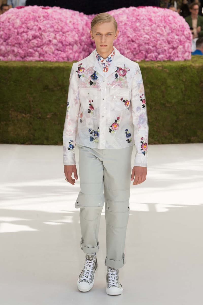 キム・ジョーンズのデザイン美学を証明した Dior Homme 2019年春夏コレクション 〈ALYX〉を手がけるマシュー・ウィリアムズ、著名イギリス人帽子デザイナー、KAWSが参画 Kim Jones キム・ジョーンズ YOON ユン Dior Homme ディオール オム ギャルド・レピュブリケーヌ 2019年春夏コレクション KAWS カウズ BFFコンパニオン Louis Vuitton ルイ・ヴィトン Virgil Abloh ヴァージル・アブロー Karl Lagerfeld カール・ラガーフェルド sacai サカイ 阿部千登勢 UNDERCOVER アンダーカバー 高橋盾 A$AP Rocky エイサップ・ロッキー Kate Moss ケイト・モス Victoria Beckham ヴィクトリア・ベッカム Prince of Nikolai ニコライ王子 ALYX アリクス Stephen Jones スティーブン・ジョーンズ HYPEBEAST ハイプビースト