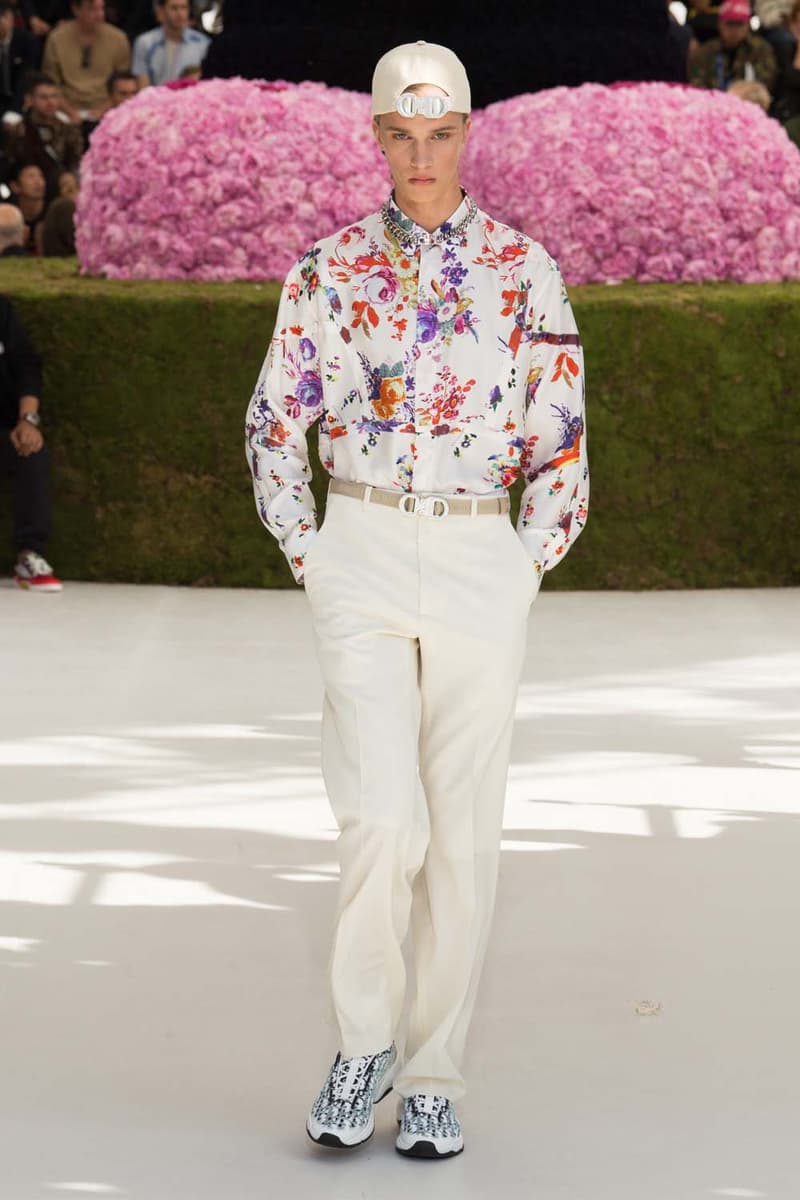 キム・ジョーンズのデザイン美学を証明した Dior Homme 2019年春夏コレクション 〈ALYX〉を手がけるマシュー・ウィリアムズ、著名イギリス人帽子デザイナー、KAWSが参画 Kim Jones キム・ジョーンズ YOON ユン Dior Homme ディオール オム ギャルド・レピュブリケーヌ 2019年春夏コレクション KAWS カウズ BFFコンパニオン Louis Vuitton ルイ・ヴィトン Virgil Abloh ヴァージル・アブロー Karl Lagerfeld カール・ラガーフェルド sacai サカイ 阿部千登勢 UNDERCOVER アンダーカバー 高橋盾 A$AP Rocky エイサップ・ロッキー Kate Moss ケイト・モス Victoria Beckham ヴィクトリア・ベッカム Prince of Nikolai ニコライ王子 ALYX アリクス Stephen Jones スティーブン・ジョーンズ HYPEBEAST ハイプビースト