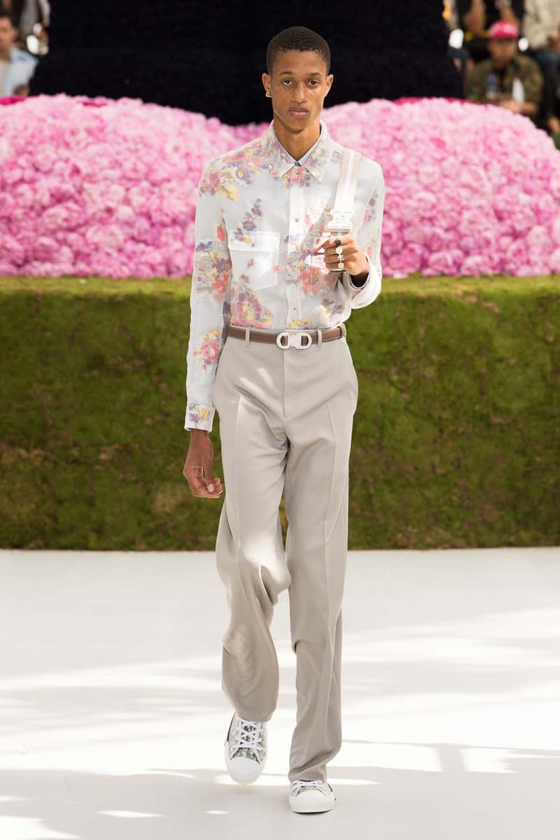 キム・ジョーンズのデザイン美学を証明した Dior Homme 2019年春夏コレクション 〈ALYX〉を手がけるマシュー・ウィリアムズ、著名イギリス人帽子デザイナー、KAWSが参画 Kim Jones キム・ジョーンズ YOON ユン Dior Homme ディオール オム ギャルド・レピュブリケーヌ 2019年春夏コレクション KAWS カウズ BFFコンパニオン Louis Vuitton ルイ・ヴィトン Virgil Abloh ヴァージル・アブロー Karl Lagerfeld カール・ラガーフェルド sacai サカイ 阿部千登勢 UNDERCOVER アンダーカバー 高橋盾 A$AP Rocky エイサップ・ロッキー Kate Moss ケイト・モス Victoria Beckham ヴィクトリア・ベッカム Prince of Nikolai ニコライ王子 ALYX アリクス Stephen Jones スティーブン・ジョーンズ HYPEBEAST ハイプビースト