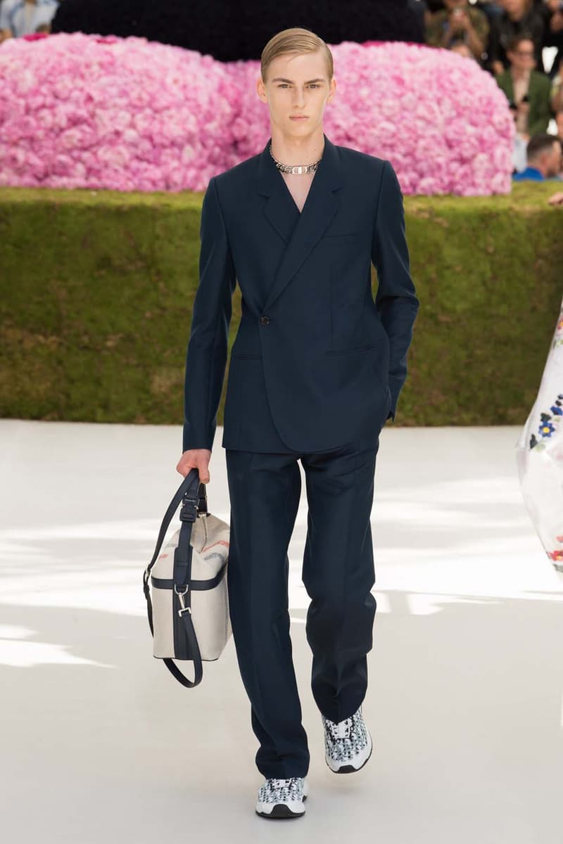 キム・ジョーンズのデザイン美学を証明した Dior Homme 2019年春夏コレクション 〈ALYX〉を手がけるマシュー・ウィリアムズ、著名イギリス人帽子デザイナー、KAWSが参画 Kim Jones キム・ジョーンズ YOON ユン Dior Homme ディオール オム ギャルド・レピュブリケーヌ 2019年春夏コレクション KAWS カウズ BFFコンパニオン Louis Vuitton ルイ・ヴィトン Virgil Abloh ヴァージル・アブロー Karl Lagerfeld カール・ラガーフェルド sacai サカイ 阿部千登勢 UNDERCOVER アンダーカバー 高橋盾 A$AP Rocky エイサップ・ロッキー Kate Moss ケイト・モス Victoria Beckham ヴィクトリア・ベッカム Prince of Nikolai ニコライ王子 ALYX アリクス Stephen Jones スティーブン・ジョーンズ HYPEBEAST ハイプビースト