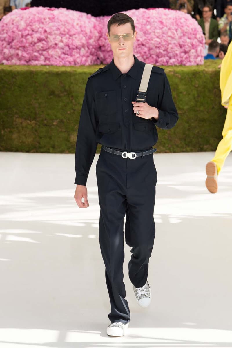 キム・ジョーンズのデザイン美学を証明した Dior Homme 2019年春夏コレクション 〈ALYX〉を手がけるマシュー・ウィリアムズ、著名イギリス人帽子デザイナー、KAWSが参画 Kim Jones キム・ジョーンズ YOON ユン Dior Homme ディオール オム ギャルド・レピュブリケーヌ 2019年春夏コレクション KAWS カウズ BFFコンパニオン Louis Vuitton ルイ・ヴィトン Virgil Abloh ヴァージル・アブロー Karl Lagerfeld カール・ラガーフェルド sacai サカイ 阿部千登勢 UNDERCOVER アンダーカバー 高橋盾 A$AP Rocky エイサップ・ロッキー Kate Moss ケイト・モス Victoria Beckham ヴィクトリア・ベッカム Prince of Nikolai ニコライ王子 ALYX アリクス Stephen Jones スティーブン・ジョーンズ HYPEBEAST ハイプビースト