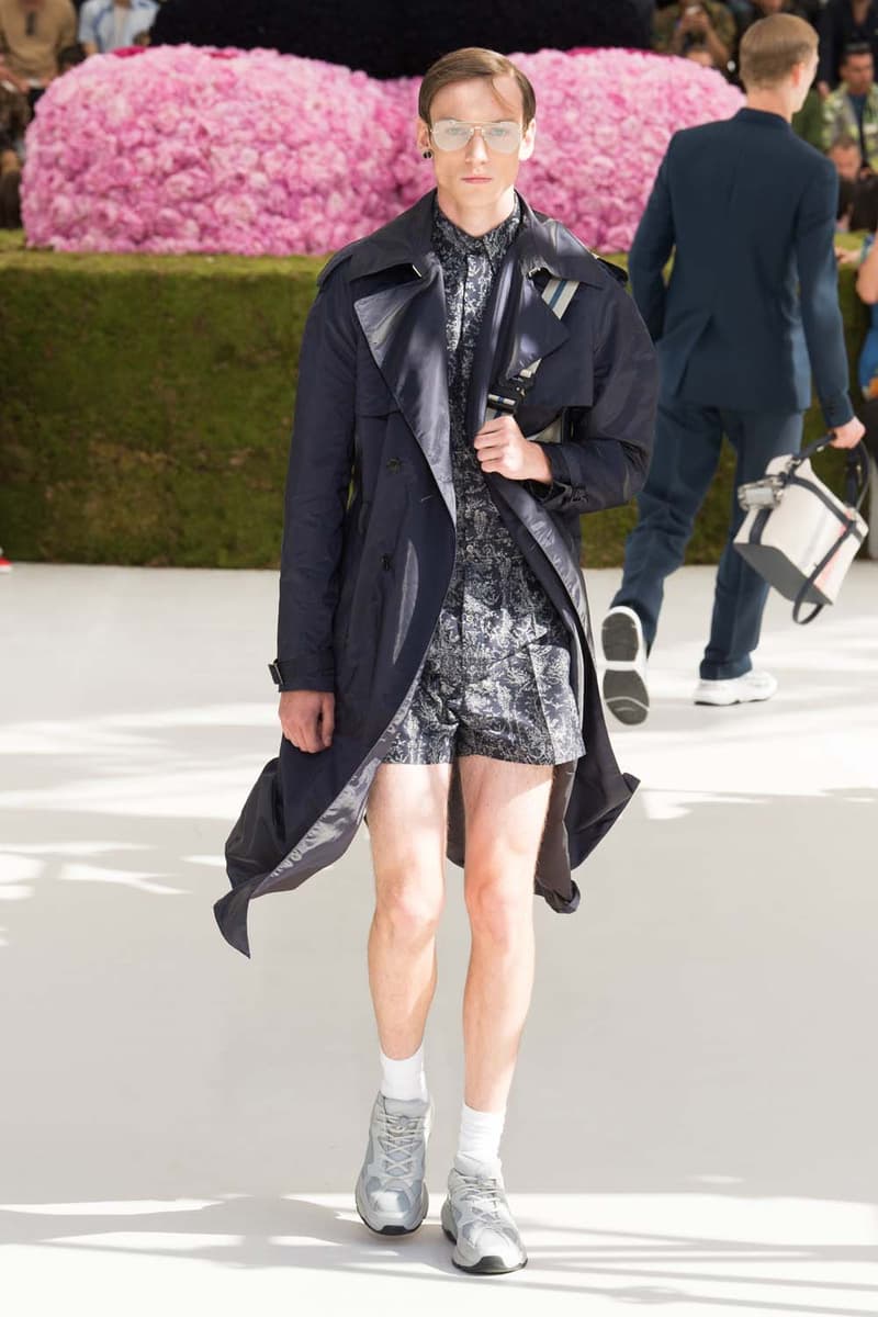キム・ジョーンズのデザイン美学を証明した Dior Homme 2019年春夏コレクション 〈ALYX〉を手がけるマシュー・ウィリアムズ、著名イギリス人帽子デザイナー、KAWSが参画 Kim Jones キム・ジョーンズ YOON ユン Dior Homme ディオール オム ギャルド・レピュブリケーヌ 2019年春夏コレクション KAWS カウズ BFFコンパニオン Louis Vuitton ルイ・ヴィトン Virgil Abloh ヴァージル・アブロー Karl Lagerfeld カール・ラガーフェルド sacai サカイ 阿部千登勢 UNDERCOVER アンダーカバー 高橋盾 A$AP Rocky エイサップ・ロッキー Kate Moss ケイト・モス Victoria Beckham ヴィクトリア・ベッカム Prince of Nikolai ニコライ王子 ALYX アリクス Stephen Jones スティーブン・ジョーンズ HYPEBEAST ハイプビースト