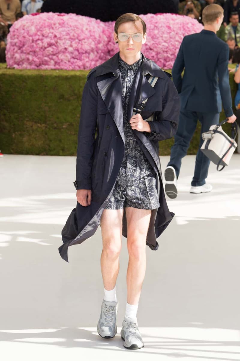 キム・ジョーンズのデザイン美学を証明した Dior Homme 2019年春夏コレクション 〈ALYX〉を手がけるマシュー・ウィリアムズ、著名イギリス人帽子デザイナー、KAWSが参画 Kim Jones キム・ジョーンズ YOON ユン Dior Homme ディオール オム ギャルド・レピュブリケーヌ 2019年春夏コレクション KAWS カウズ BFFコンパニオン Louis Vuitton ルイ・ヴィトン Virgil Abloh ヴァージル・アブロー Karl Lagerfeld カール・ラガーフェルド sacai サカイ 阿部千登勢 UNDERCOVER アンダーカバー 高橋盾 A$AP Rocky エイサップ・ロッキー Kate Moss ケイト・モス Victoria Beckham ヴィクトリア・ベッカム Prince of Nikolai ニコライ王子 ALYX アリクス Stephen Jones スティーブン・ジョーンズ HYPEBEAST ハイプビースト