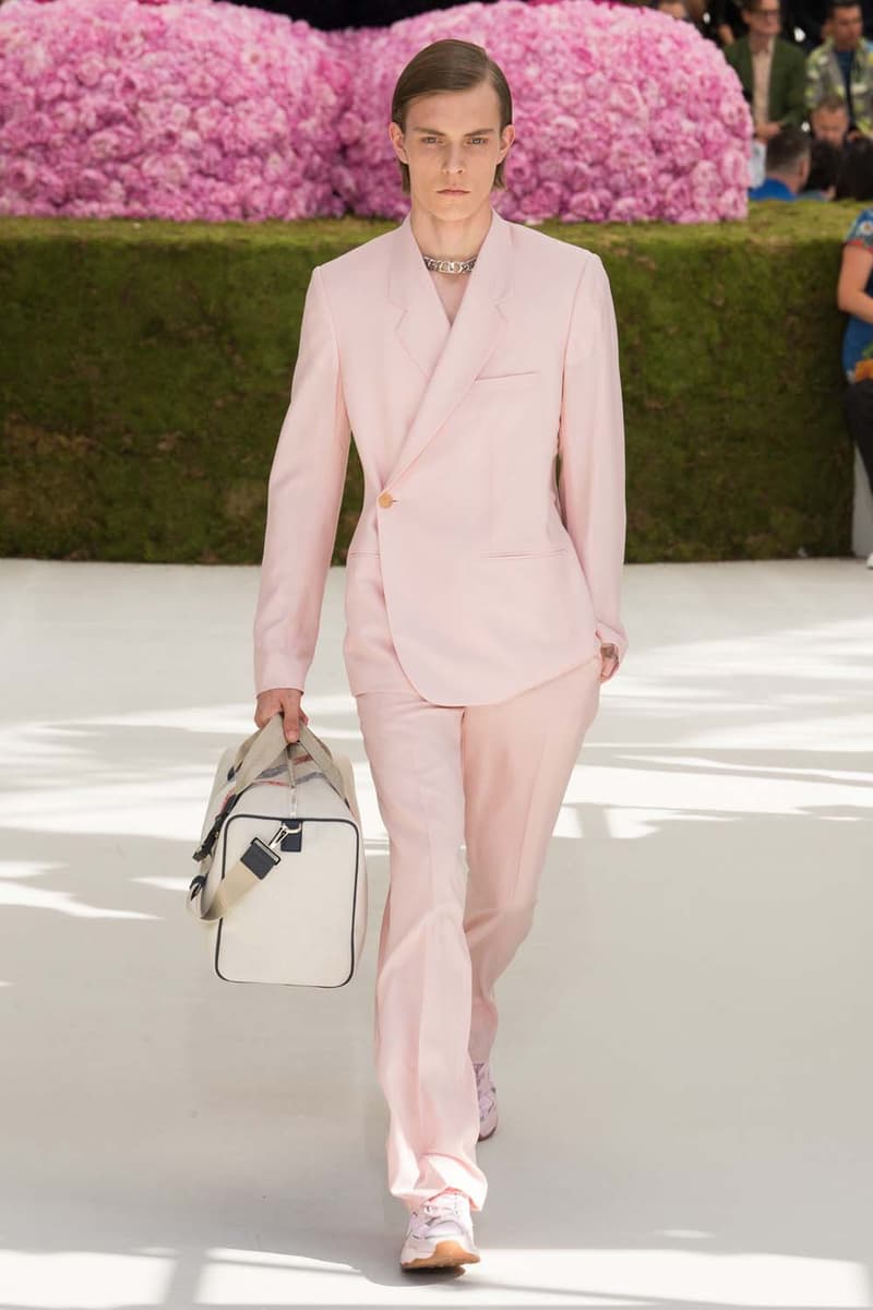 キム・ジョーンズのデザイン美学を証明した Dior Homme 2019年春夏コレクション 〈ALYX〉を手がけるマシュー・ウィリアムズ、著名イギリス人帽子デザイナー、KAWSが参画 Kim Jones キム・ジョーンズ YOON ユン Dior Homme ディオール オム ギャルド・レピュブリケーヌ 2019年春夏コレクション KAWS カウズ BFFコンパニオン Louis Vuitton ルイ・ヴィトン Virgil Abloh ヴァージル・アブロー Karl Lagerfeld カール・ラガーフェルド sacai サカイ 阿部千登勢 UNDERCOVER アンダーカバー 高橋盾 A$AP Rocky エイサップ・ロッキー Kate Moss ケイト・モス Victoria Beckham ヴィクトリア・ベッカム Prince of Nikolai ニコライ王子 ALYX アリクス Stephen Jones スティーブン・ジョーンズ HYPEBEAST ハイプビースト