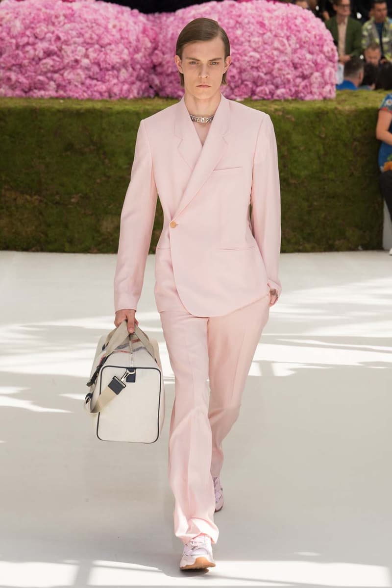 キム・ジョーンズのデザイン美学を証明した Dior Homme 2019年春夏コレクション 〈ALYX〉を手がけるマシュー・ウィリアムズ、著名イギリス人帽子デザイナー、KAWSが参画 Kim Jones キム・ジョーンズ YOON ユン Dior Homme ディオール オム ギャルド・レピュブリケーヌ 2019年春夏コレクション KAWS カウズ BFFコンパニオン Louis Vuitton ルイ・ヴィトン Virgil Abloh ヴァージル・アブロー Karl Lagerfeld カール・ラガーフェルド sacai サカイ 阿部千登勢 UNDERCOVER アンダーカバー 高橋盾 A$AP Rocky エイサップ・ロッキー Kate Moss ケイト・モス Victoria Beckham ヴィクトリア・ベッカム Prince of Nikolai ニコライ王子 ALYX アリクス Stephen Jones スティーブン・ジョーンズ HYPEBEAST ハイプビースト