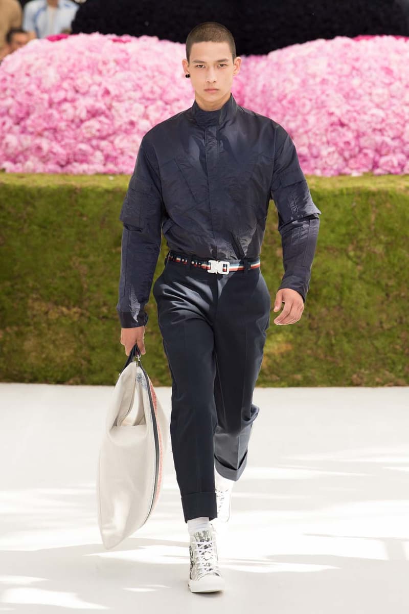 キム・ジョーンズのデザイン美学を証明した Dior Homme 2019年春夏コレクション 〈ALYX〉を手がけるマシュー・ウィリアムズ、著名イギリス人帽子デザイナー、KAWSが参画 Kim Jones キム・ジョーンズ YOON ユン Dior Homme ディオール オム ギャルド・レピュブリケーヌ 2019年春夏コレクション KAWS カウズ BFFコンパニオン Louis Vuitton ルイ・ヴィトン Virgil Abloh ヴァージル・アブロー Karl Lagerfeld カール・ラガーフェルド sacai サカイ 阿部千登勢 UNDERCOVER アンダーカバー 高橋盾 A$AP Rocky エイサップ・ロッキー Kate Moss ケイト・モス Victoria Beckham ヴィクトリア・ベッカム Prince of Nikolai ニコライ王子 ALYX アリクス Stephen Jones スティーブン・ジョーンズ HYPEBEAST ハイプビースト