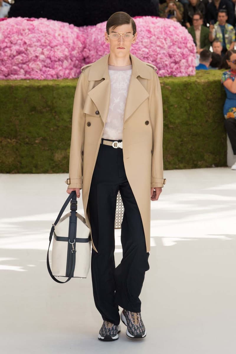 キム・ジョーンズのデザイン美学を証明した Dior Homme 2019年春夏コレクション 〈ALYX〉を手がけるマシュー・ウィリアムズ、著名イギリス人帽子デザイナー、KAWSが参画 Kim Jones キム・ジョーンズ YOON ユン Dior Homme ディオール オム ギャルド・レピュブリケーヌ 2019年春夏コレクション KAWS カウズ BFFコンパニオン Louis Vuitton ルイ・ヴィトン Virgil Abloh ヴァージル・アブロー Karl Lagerfeld カール・ラガーフェルド sacai サカイ 阿部千登勢 UNDERCOVER アンダーカバー 高橋盾 A$AP Rocky エイサップ・ロッキー Kate Moss ケイト・モス Victoria Beckham ヴィクトリア・ベッカム Prince of Nikolai ニコライ王子 ALYX アリクス Stephen Jones スティーブン・ジョーンズ HYPEBEAST ハイプビースト