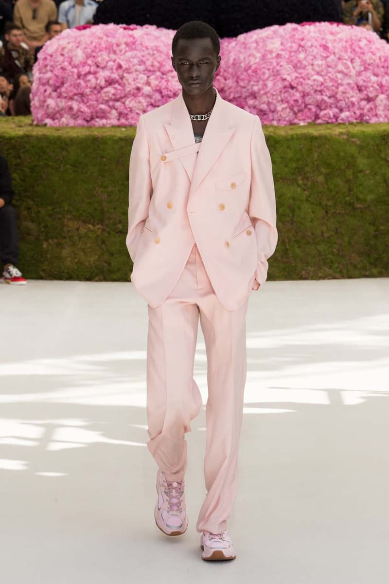 キム・ジョーンズのデザイン美学を証明した Dior Homme 2019年春夏コレクション 〈ALYX〉を手がけるマシュー・ウィリアムズ、著名イギリス人帽子デザイナー、KAWSが参画 Kim Jones キム・ジョーンズ YOON ユン Dior Homme ディオール オム ギャルド・レピュブリケーヌ 2019年春夏コレクション KAWS カウズ BFFコンパニオン Louis Vuitton ルイ・ヴィトン Virgil Abloh ヴァージル・アブロー Karl Lagerfeld カール・ラガーフェルド sacai サカイ 阿部千登勢 UNDERCOVER アンダーカバー 高橋盾 A$AP Rocky エイサップ・ロッキー Kate Moss ケイト・モス Victoria Beckham ヴィクトリア・ベッカム Prince of Nikolai ニコライ王子 ALYX アリクス Stephen Jones スティーブン・ジョーンズ HYPEBEAST ハイプビースト