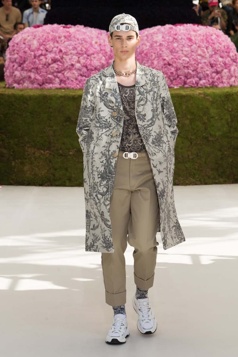 キム・ジョーンズのデザイン美学を証明した Dior Homme 2019年春夏コレクション 〈ALYX〉を手がけるマシュー・ウィリアムズ、著名イギリス人帽子デザイナー、KAWSが参画 Kim Jones キム・ジョーンズ YOON ユン Dior Homme ディオール オム ギャルド・レピュブリケーヌ 2019年春夏コレクション KAWS カウズ BFFコンパニオン Louis Vuitton ルイ・ヴィトン Virgil Abloh ヴァージル・アブロー Karl Lagerfeld カール・ラガーフェルド sacai サカイ 阿部千登勢 UNDERCOVER アンダーカバー 高橋盾 A$AP Rocky エイサップ・ロッキー Kate Moss ケイト・モス Victoria Beckham ヴィクトリア・ベッカム Prince of Nikolai ニコライ王子 ALYX アリクス Stephen Jones スティーブン・ジョーンズ HYPEBEAST ハイプビースト