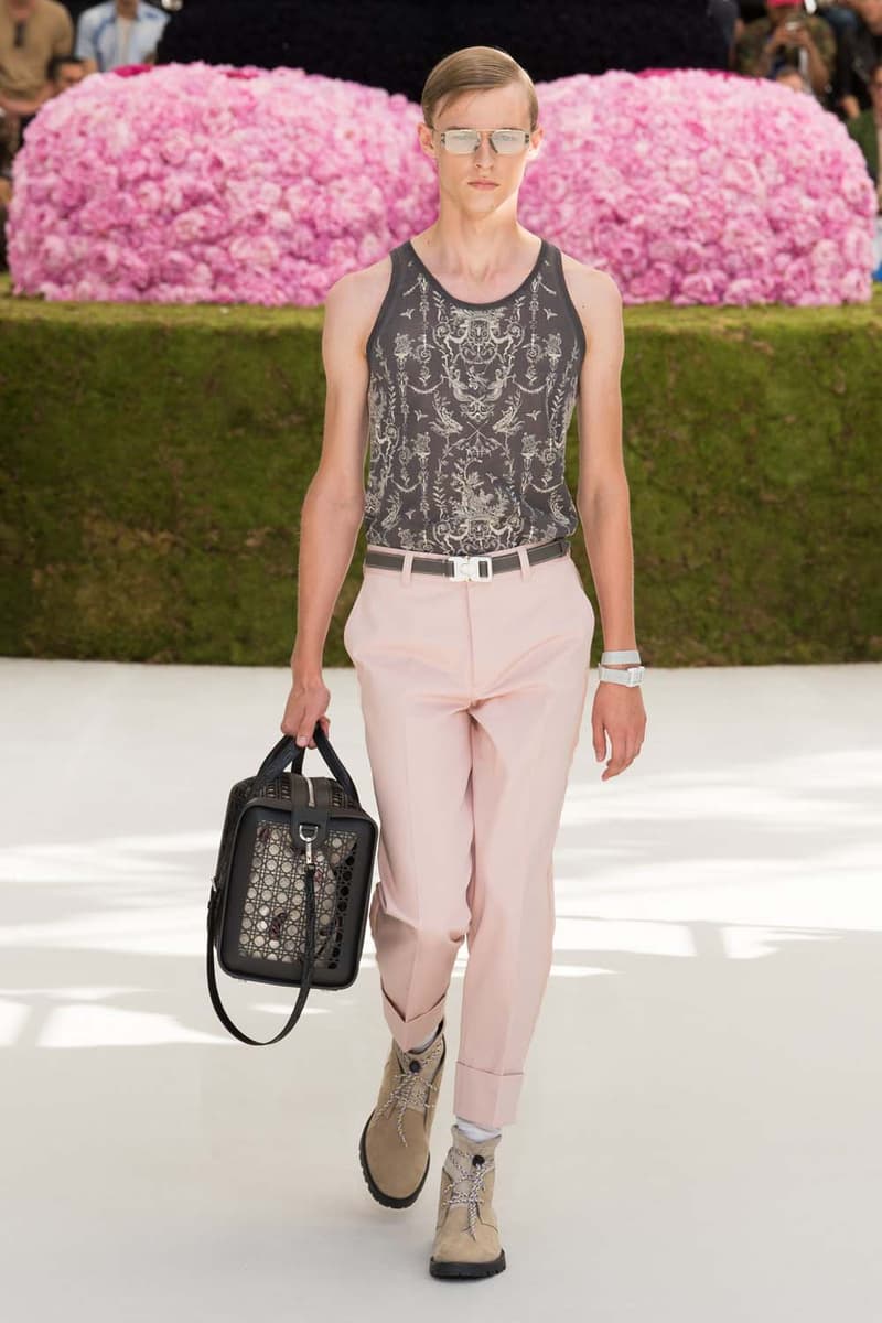 キム・ジョーンズのデザイン美学を証明した Dior Homme 2019年春夏コレクション 〈ALYX〉を手がけるマシュー・ウィリアムズ、著名イギリス人帽子デザイナー、KAWSが参画 Kim Jones キム・ジョーンズ YOON ユン Dior Homme ディオール オム ギャルド・レピュブリケーヌ 2019年春夏コレクション KAWS カウズ BFFコンパニオン Louis Vuitton ルイ・ヴィトン Virgil Abloh ヴァージル・アブロー Karl Lagerfeld カール・ラガーフェルド sacai サカイ 阿部千登勢 UNDERCOVER アンダーカバー 高橋盾 A$AP Rocky エイサップ・ロッキー Kate Moss ケイト・モス Victoria Beckham ヴィクトリア・ベッカム Prince of Nikolai ニコライ王子 ALYX アリクス Stephen Jones スティーブン・ジョーンズ HYPEBEAST ハイプビースト