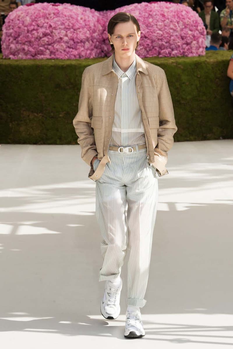 キム・ジョーンズのデザイン美学を証明した Dior Homme 2019年春夏コレクション 〈ALYX〉を手がけるマシュー・ウィリアムズ、著名イギリス人帽子デザイナー、KAWSが参画 Kim Jones キム・ジョーンズ YOON ユン Dior Homme ディオール オム ギャルド・レピュブリケーヌ 2019年春夏コレクション KAWS カウズ BFFコンパニオン Louis Vuitton ルイ・ヴィトン Virgil Abloh ヴァージル・アブロー Karl Lagerfeld カール・ラガーフェルド sacai サカイ 阿部千登勢 UNDERCOVER アンダーカバー 高橋盾 A$AP Rocky エイサップ・ロッキー Kate Moss ケイト・モス Victoria Beckham ヴィクトリア・ベッカム Prince of Nikolai ニコライ王子 ALYX アリクス Stephen Jones スティーブン・ジョーンズ HYPEBEAST ハイプビースト