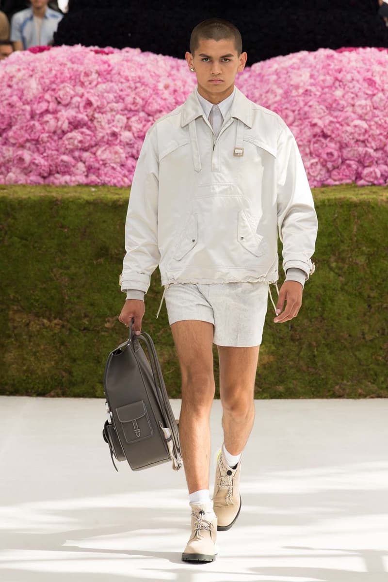 キム・ジョーンズのデザイン美学を証明した Dior Homme 2019年春夏コレクション 〈ALYX〉を手がけるマシュー・ウィリアムズ、著名イギリス人帽子デザイナー、KAWSが参画 Kim Jones キム・ジョーンズ YOON ユン Dior Homme ディオール オム ギャルド・レピュブリケーヌ 2019年春夏コレクション KAWS カウズ BFFコンパニオン Louis Vuitton ルイ・ヴィトン Virgil Abloh ヴァージル・アブロー Karl Lagerfeld カール・ラガーフェルド sacai サカイ 阿部千登勢 UNDERCOVER アンダーカバー 高橋盾 A$AP Rocky エイサップ・ロッキー Kate Moss ケイト・モス Victoria Beckham ヴィクトリア・ベッカム Prince of Nikolai ニコライ王子 ALYX アリクス Stephen Jones スティーブン・ジョーンズ HYPEBEAST ハイプビースト