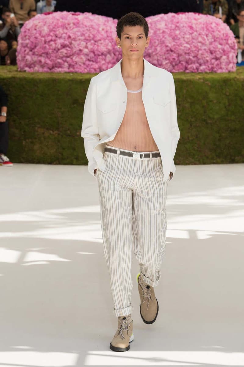 キム・ジョーンズのデザイン美学を証明した Dior Homme 2019年春夏コレクション 〈ALYX〉を手がけるマシュー・ウィリアムズ、著名イギリス人帽子デザイナー、KAWSが参画 Kim Jones キム・ジョーンズ YOON ユン Dior Homme ディオール オム ギャルド・レピュブリケーヌ 2019年春夏コレクション KAWS カウズ BFFコンパニオン Louis Vuitton ルイ・ヴィトン Virgil Abloh ヴァージル・アブロー Karl Lagerfeld カール・ラガーフェルド sacai サカイ 阿部千登勢 UNDERCOVER アンダーカバー 高橋盾 A$AP Rocky エイサップ・ロッキー Kate Moss ケイト・モス Victoria Beckham ヴィクトリア・ベッカム Prince of Nikolai ニコライ王子 ALYX アリクス Stephen Jones スティーブン・ジョーンズ HYPEBEAST ハイプビースト