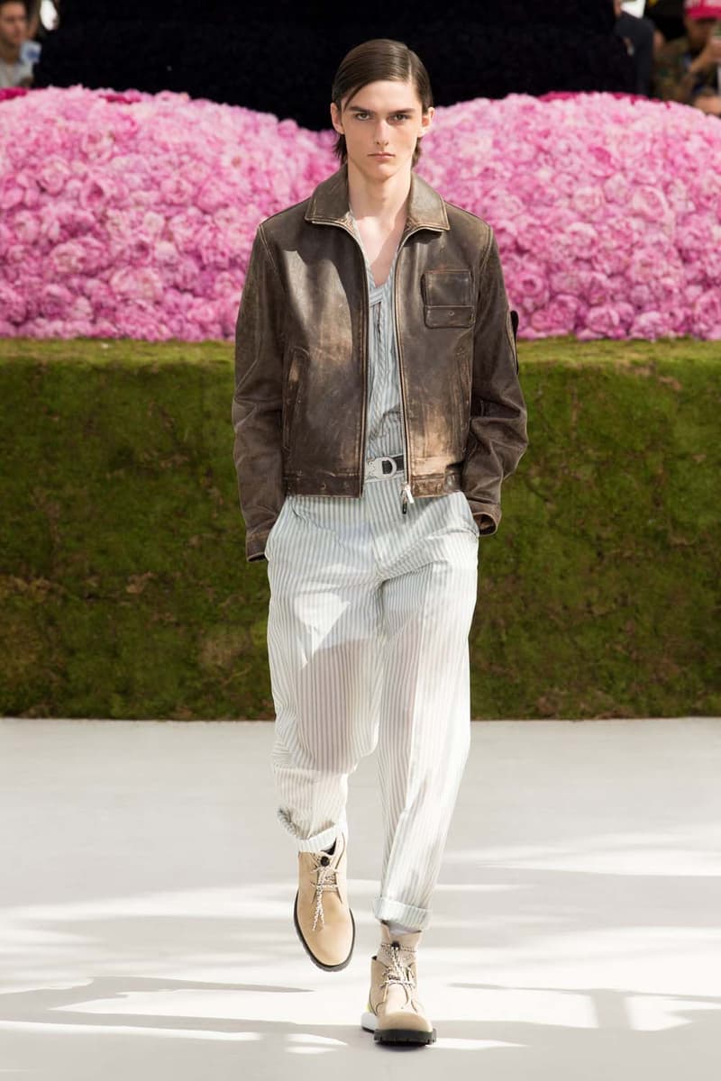 キム・ジョーンズのデザイン美学を証明した Dior Homme 2019年春夏コレクション 〈ALYX〉を手がけるマシュー・ウィリアムズ、著名イギリス人帽子デザイナー、KAWSが参画 Kim Jones キム・ジョーンズ YOON ユン Dior Homme ディオール オム ギャルド・レピュブリケーヌ 2019年春夏コレクション KAWS カウズ BFFコンパニオン Louis Vuitton ルイ・ヴィトン Virgil Abloh ヴァージル・アブロー Karl Lagerfeld カール・ラガーフェルド sacai サカイ 阿部千登勢 UNDERCOVER アンダーカバー 高橋盾 A$AP Rocky エイサップ・ロッキー Kate Moss ケイト・モス Victoria Beckham ヴィクトリア・ベッカム Prince of Nikolai ニコライ王子 ALYX アリクス Stephen Jones スティーブン・ジョーンズ HYPEBEAST ハイプビースト