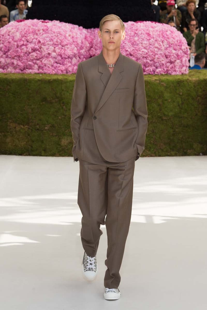 キム・ジョーンズのデザイン美学を証明した Dior Homme 2019年春夏コレクション 〈ALYX〉を手がけるマシュー・ウィリアムズ、著名イギリス人帽子デザイナー、KAWSが参画 Kim Jones キム・ジョーンズ YOON ユン Dior Homme ディオール オム ギャルド・レピュブリケーヌ 2019年春夏コレクション KAWS カウズ BFFコンパニオン Louis Vuitton ルイ・ヴィトン Virgil Abloh ヴァージル・アブロー Karl Lagerfeld カール・ラガーフェルド sacai サカイ 阿部千登勢 UNDERCOVER アンダーカバー 高橋盾 A$AP Rocky エイサップ・ロッキー Kate Moss ケイト・モス Victoria Beckham ヴィクトリア・ベッカム Prince of Nikolai ニコライ王子 ALYX アリクス Stephen Jones スティーブン・ジョーンズ HYPEBEAST ハイプビースト