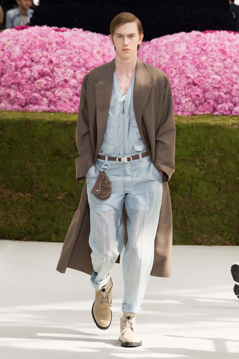 キム・ジョーンズのデザイン美学を証明した Dior Homme 2019年春夏コレクション 〈ALYX〉を手がけるマシュー・ウィリアムズ、著名イギリス人帽子デザイナー、KAWSが参画 Kim Jones キム・ジョーンズ YOON ユン Dior Homme ディオール オム ギャルド・レピュブリケーヌ 2019年春夏コレクション KAWS カウズ BFFコンパニオン Louis Vuitton ルイ・ヴィトン Virgil Abloh ヴァージル・アブロー Karl Lagerfeld カール・ラガーフェルド sacai サカイ 阿部千登勢 UNDERCOVER アンダーカバー 高橋盾 A$AP Rocky エイサップ・ロッキー Kate Moss ケイト・モス Victoria Beckham ヴィクトリア・ベッカム Prince of Nikolai ニコライ王子 ALYX アリクス Stephen Jones スティーブン・ジョーンズ HYPEBEAST ハイプビースト