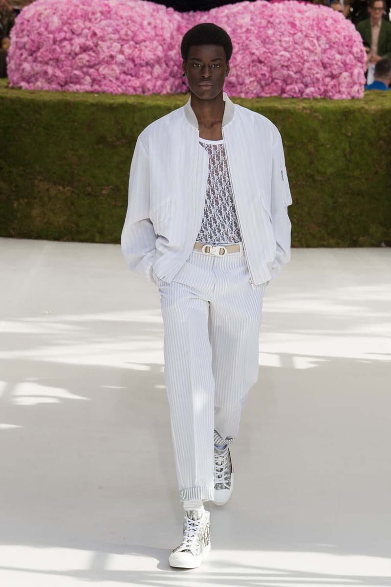 キム・ジョーンズのデザイン美学を証明した Dior Homme 2019年春夏コレクション 〈ALYX〉を手がけるマシュー・ウィリアムズ、著名イギリス人帽子デザイナー、KAWSが参画 Kim Jones キム・ジョーンズ YOON ユン Dior Homme ディオール オム ギャルド・レピュブリケーヌ 2019年春夏コレクション KAWS カウズ BFFコンパニオン Louis Vuitton ルイ・ヴィトン Virgil Abloh ヴァージル・アブロー Karl Lagerfeld カール・ラガーフェルド sacai サカイ 阿部千登勢 UNDERCOVER アンダーカバー 高橋盾 A$AP Rocky エイサップ・ロッキー Kate Moss ケイト・モス Victoria Beckham ヴィクトリア・ベッカム Prince of Nikolai ニコライ王子 ALYX アリクス Stephen Jones スティーブン・ジョーンズ HYPEBEAST ハイプビースト
