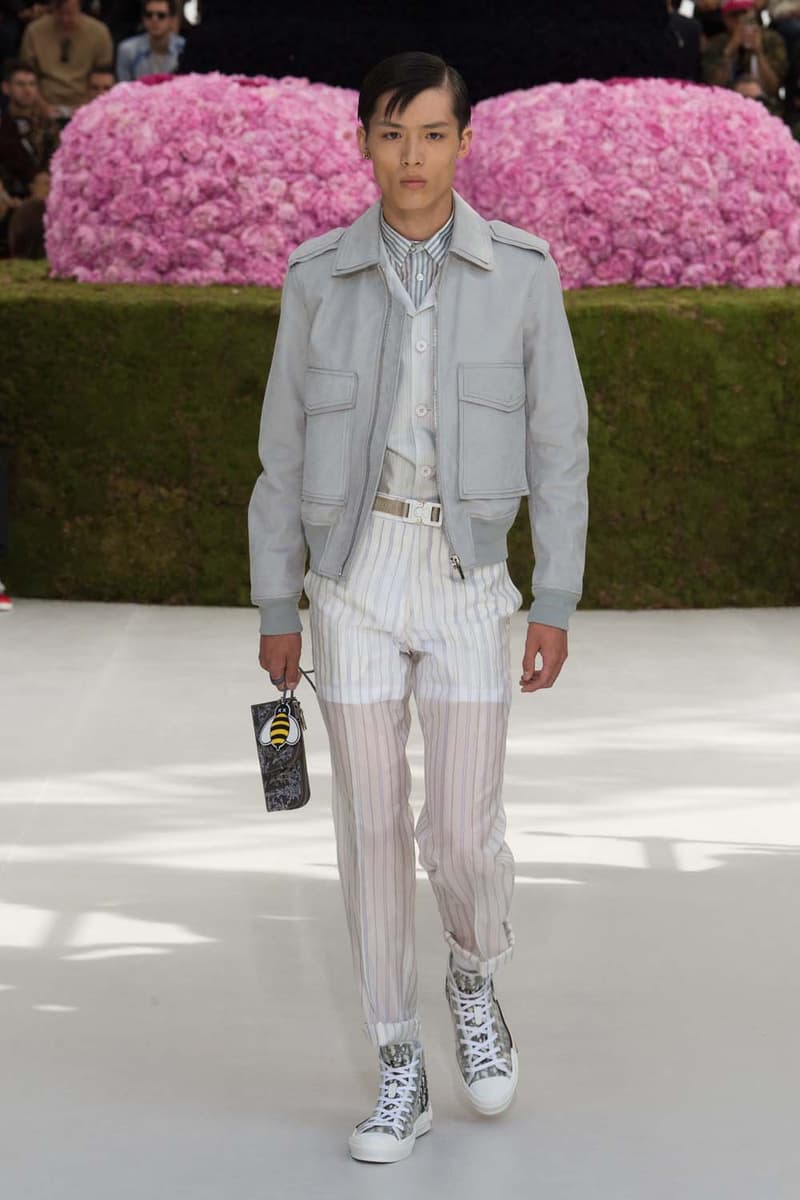 キム・ジョーンズのデザイン美学を証明した Dior Homme 2019年春夏コレクション 〈ALYX〉を手がけるマシュー・ウィリアムズ、著名イギリス人帽子デザイナー、KAWSが参画 Kim Jones キム・ジョーンズ YOON ユン Dior Homme ディオール オム ギャルド・レピュブリケーヌ 2019年春夏コレクション KAWS カウズ BFFコンパニオン Louis Vuitton ルイ・ヴィトン Virgil Abloh ヴァージル・アブロー Karl Lagerfeld カール・ラガーフェルド sacai サカイ 阿部千登勢 UNDERCOVER アンダーカバー 高橋盾 A$AP Rocky エイサップ・ロッキー Kate Moss ケイト・モス Victoria Beckham ヴィクトリア・ベッカム Prince of Nikolai ニコライ王子 ALYX アリクス Stephen Jones スティーブン・ジョーンズ HYPEBEAST ハイプビースト