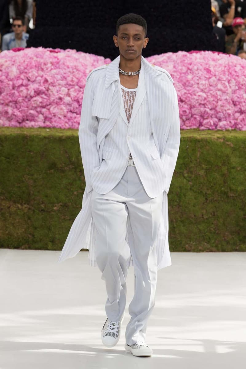キム・ジョーンズのデザイン美学を証明した Dior Homme 2019年春夏コレクション 〈ALYX〉を手がけるマシュー・ウィリアムズ、著名イギリス人帽子デザイナー、KAWSが参画 Kim Jones キム・ジョーンズ YOON ユン Dior Homme ディオール オム ギャルド・レピュブリケーヌ 2019年春夏コレクション KAWS カウズ BFFコンパニオン Louis Vuitton ルイ・ヴィトン Virgil Abloh ヴァージル・アブロー Karl Lagerfeld カール・ラガーフェルド sacai サカイ 阿部千登勢 UNDERCOVER アンダーカバー 高橋盾 A$AP Rocky エイサップ・ロッキー Kate Moss ケイト・モス Victoria Beckham ヴィクトリア・ベッカム Prince of Nikolai ニコライ王子 ALYX アリクス Stephen Jones スティーブン・ジョーンズ HYPEBEAST ハイプビースト