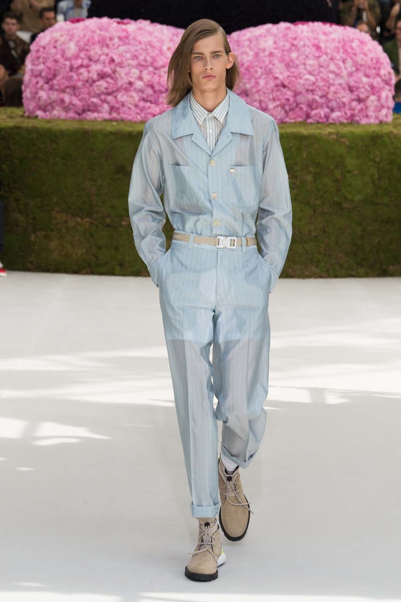 キム・ジョーンズのデザイン美学を証明した Dior Homme 2019年春夏コレクション 〈ALYX〉を手がけるマシュー・ウィリアムズ、著名イギリス人帽子デザイナー、KAWSが参画 Kim Jones キム・ジョーンズ YOON ユン Dior Homme ディオール オム ギャルド・レピュブリケーヌ 2019年春夏コレクション KAWS カウズ BFFコンパニオン Louis Vuitton ルイ・ヴィトン Virgil Abloh ヴァージル・アブロー Karl Lagerfeld カール・ラガーフェルド sacai サカイ 阿部千登勢 UNDERCOVER アンダーカバー 高橋盾 A$AP Rocky エイサップ・ロッキー Kate Moss ケイト・モス Victoria Beckham ヴィクトリア・ベッカム Prince of Nikolai ニコライ王子 ALYX アリクス Stephen Jones スティーブン・ジョーンズ HYPEBEAST ハイプビースト