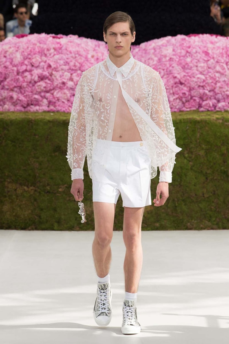 キム・ジョーンズのデザイン美学を証明した Dior Homme 2019年春夏コレクション 〈ALYX〉を手がけるマシュー・ウィリアムズ、著名イギリス人帽子デザイナー、KAWSが参画 Kim Jones キム・ジョーンズ YOON ユン Dior Homme ディオール オム ギャルド・レピュブリケーヌ 2019年春夏コレクション KAWS カウズ BFFコンパニオン Louis Vuitton ルイ・ヴィトン Virgil Abloh ヴァージル・アブロー Karl Lagerfeld カール・ラガーフェルド sacai サカイ 阿部千登勢 UNDERCOVER アンダーカバー 高橋盾 A$AP Rocky エイサップ・ロッキー Kate Moss ケイト・モス Victoria Beckham ヴィクトリア・ベッカム Prince of Nikolai ニコライ王子 ALYX アリクス Stephen Jones スティーブン・ジョーンズ HYPEBEAST ハイプビースト