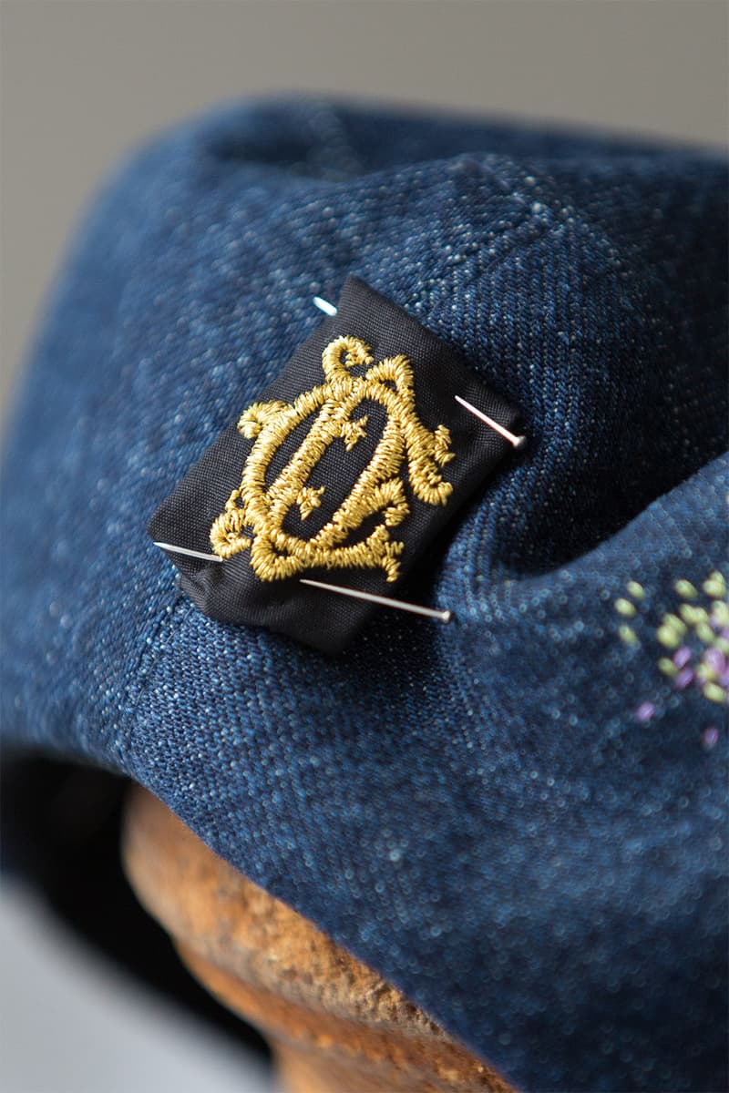 帽子界の巨匠スティーブン・ジョーンズが手がけた Dior 新作ヘッドピースに迫るショートクリップを独占公開 インスピレーション源や〈ALYX〉製バックルの原画といったここでしか見れない裏側を今すぐチェック Monsieur Dior ムッシュ ディオール Kim Jones キム・ジョーンズ Dior ディオール KAWS カウズ BFFコンパニオン Stephen Jones スティーブン・ジョーンズ ヘッドピース John Galliano ジョン・ガリアーノ ALYX アリクス Matthew M. Williams マシュー・ウィリアムズ HYPEBEAST ハイプビースト
