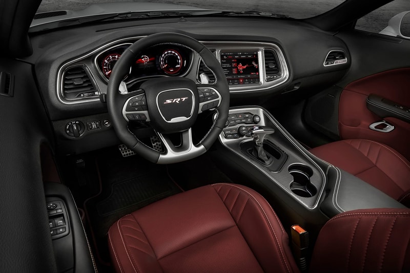 Dodge が世界最高峰のマッスルカー Challenger SRT Hellcat Redeye を発表  0〜60km/hまでの到達速度は3.4秒、トップスピードは327km/h 「Chrysler（クライスラー）」が傘下に置く「Dodge（ダッジ）」が、メーカーを代表する人気モデルの新型として、Challenger SRT Hellcat Redeyeを市場に投入した。Challengerは1970年にポニーカー市場に参入し、カーアクション映画の金字塔『ワイルド・スピード』にも度々登場する「Dodge」屈指の名車である。  Hellcat Redeyeは797hp/959Nmという強靭なパワーを擁し、0〜60km/hまでの到達速度はわずか3.4秒、トップスピードは327km/hにまで達する。この世界最高峰のマッスルカーのポテンシャルを引き出すのが、怪物級とも言える2.7リッターの過給式エンジン。そして、二段燃料ポンプ、高性能エアボックス、強力なコネクティングロッドとピストンがそれをサポートする。また、グラマーなフェイスや「Pirelli（ピレリ）」の305/35ZR20タイヤを履いた20インチの鋳造アルミホイールなど、RedeyeでもWidebodyと同じくChallengerの外観的な特徴を踏襲。その完成された外装/内装デザインを是非、上のフォトギャラリーから堪能してみてほしい。