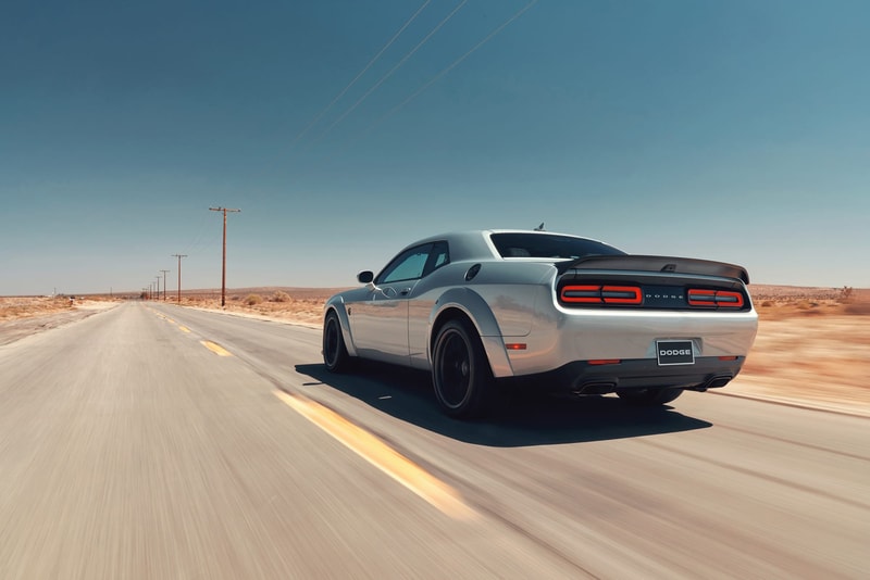 Dodge が世界最高峰のマッスルカー Challenger SRT Hellcat Redeye を発表  0〜60km/hまでの到達速度は3.4秒、トップスピードは327km/h 「Chrysler（クライスラー）」が傘下に置く「Dodge（ダッジ）」が、メーカーを代表する人気モデルの新型として、Challenger SRT Hellcat Redeyeを市場に投入した。Challengerは1970年にポニーカー市場に参入し、カーアクション映画の金字塔『ワイルド・スピード』にも度々登場する「Dodge」屈指の名車である。  Hellcat Redeyeは797hp/959Nmという強靭なパワーを擁し、0〜60km/hまでの到達速度はわずか3.4秒、トップスピードは327km/hにまで達する。この世界最高峰のマッスルカーのポテンシャルを引き出すのが、怪物級とも言える2.7リッターの過給式エンジン。そして、二段燃料ポンプ、高性能エアボックス、強力なコネクティングロッドとピストンがそれをサポートする。また、グラマーなフェイスや「Pirelli（ピレリ）」の305/35ZR20タイヤを履いた20インチの鋳造アルミホイールなど、RedeyeでもWidebodyと同じくChallengerの外観的な特徴を踏襲。その完成された外装/内装デザインを是非、上のフォトギャラリーから堪能してみてほしい。