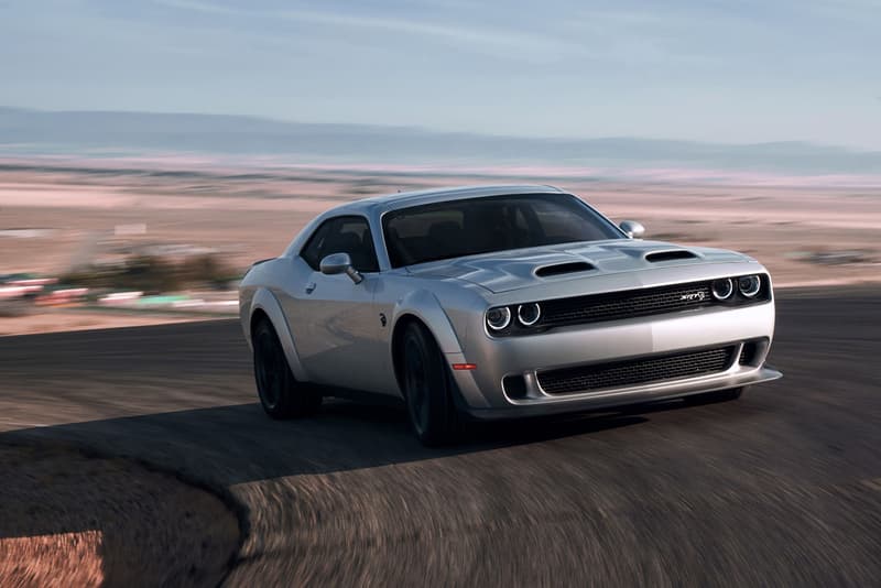 Dodge が世界最高峰のマッスルカー Challenger SRT Hellcat Redeye を発表  0〜60km/hまでの到達速度は3.4秒、トップスピードは327km/h 「Chrysler（クライスラー）」が傘下に置く「Dodge（ダッジ）」が、メーカーを代表する人気モデルの新型として、Challenger SRT Hellcat Redeyeを市場に投入した。Challengerは1970年にポニーカー市場に参入し、カーアクション映画の金字塔『ワイルド・スピード』にも度々登場する「Dodge」屈指の名車である。  Hellcat Redeyeは797hp/959Nmという強靭なパワーを擁し、0〜60km/hまでの到達速度はわずか3.4秒、トップスピードは327km/hにまで達する。この世界最高峰のマッスルカーのポテンシャルを引き出すのが、怪物級とも言える2.7リッターの過給式エンジン。そして、二段燃料ポンプ、高性能エアボックス、強力なコネクティングロッドとピストンがそれをサポートする。また、グラマーなフェイスや「Pirelli（ピレリ）」の305/35ZR20タイヤを履いた20インチの鋳造アルミホイールなど、RedeyeでもWidebodyと同じくChallengerの外観的な特徴を踏襲。その完成された外装/内装デザインを是非、上のフォトギャラリーから堪能してみてほしい。