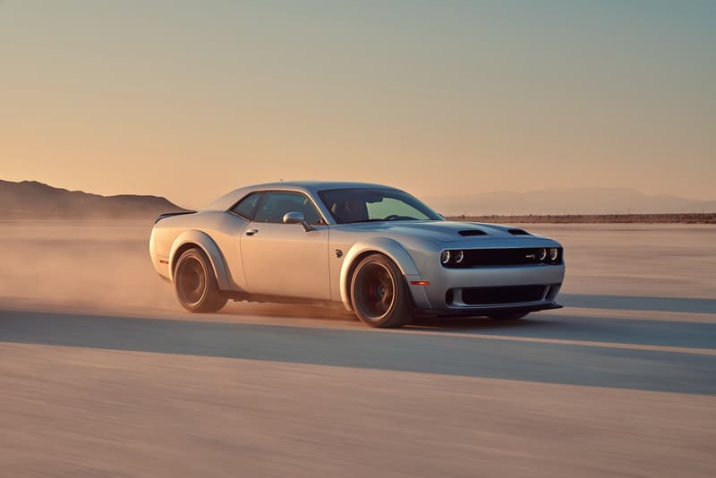 Dodge が世界最高峰のマッスルカー Challenger SRT Hellcat Redeye を発表  0〜60km/hまでの到達速度は3.4秒、トップスピードは327km/h 「Chrysler（クライスラー）」が傘下に置く「Dodge（ダッジ）」が、メーカーを代表する人気モデルの新型として、Challenger SRT Hellcat Redeyeを市場に投入した。Challengerは1970年にポニーカー市場に参入し、カーアクション映画の金字塔『ワイルド・スピード』にも度々登場する「Dodge」屈指の名車である。  Hellcat Redeyeは797hp/959Nmという強靭なパワーを擁し、0〜60km/hまでの到達速度はわずか3.4秒、トップスピードは327km/hにまで達する。この世界最高峰のマッスルカーのポテンシャルを引き出すのが、怪物級とも言える2.7リッターの過給式エンジン。そして、二段燃料ポンプ、高性能エアボックス、強力なコネクティングロッドとピストンがそれをサポートする。また、グラマーなフェイスや「Pirelli（ピレリ）」の305/35ZR20タイヤを履いた20インチの鋳造アルミホイールなど、RedeyeでもWidebodyと同じくChallengerの外観的な特徴を踏襲。その完成された外装/内装デザインを是非、上のフォトギャラリーから堪能してみてほしい。