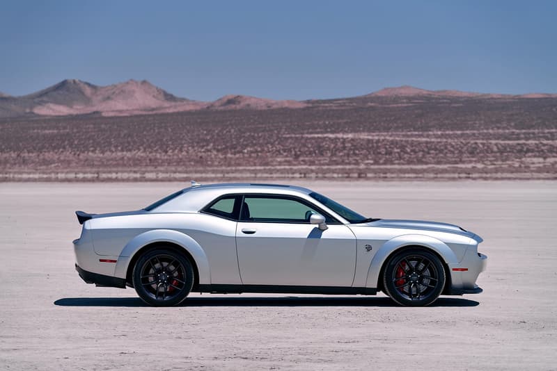 Dodge が世界最高峰のマッスルカー Challenger SRT Hellcat Redeye を発表  0〜60km/hまでの到達速度は3.4秒、トップスピードは327km/h 「Chrysler（クライスラー）」が傘下に置く「Dodge（ダッジ）」が、メーカーを代表する人気モデルの新型として、Challenger SRT Hellcat Redeyeを市場に投入した。Challengerは1970年にポニーカー市場に参入し、カーアクション映画の金字塔『ワイルド・スピード』にも度々登場する「Dodge」屈指の名車である。  Hellcat Redeyeは797hp/959Nmという強靭なパワーを擁し、0〜60km/hまでの到達速度はわずか3.4秒、トップスピードは327km/hにまで達する。この世界最高峰のマッスルカーのポテンシャルを引き出すのが、怪物級とも言える2.7リッターの過給式エンジン。そして、二段燃料ポンプ、高性能エアボックス、強力なコネクティングロッドとピストンがそれをサポートする。また、グラマーなフェイスや「Pirelli（ピレリ）」の305/35ZR20タイヤを履いた20インチの鋳造アルミホイールなど、RedeyeでもWidebodyと同じくChallengerの外観的な特徴を踏襲。その完成された外装/内装デザインを是非、上のフォトギャラリーから堪能してみてほしい。