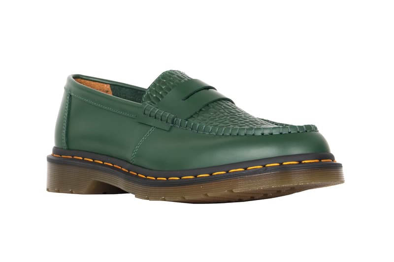 STÜSSY x Dr. Martens よりエッジィな表情を醸す新作コラボシューズが登場 Henley Penton Loaferにイエローステッチ&エンボス加工でストリートの香りを付与 Joy Division ジョイ・ディヴィジョン New Order ニュー・オーダー Peter Saville ピーター・サヴィル Dr. Martens ドクターマーチン STÜSSY ステューシー グリーン ブラック チェリーレッド ホワイト Henley Penton Loafer ヘンリーペントンローファー クロコダイル イエローステッチ 6月29日 オンラインサイト HYPEBEAST ハイプビースト