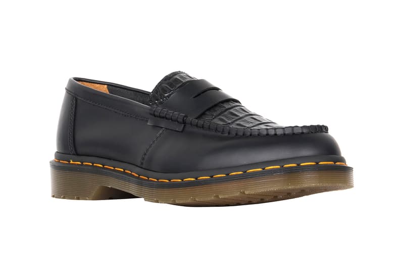 STÜSSY x Dr. Martens よりエッジィな表情を醸す新作コラボシューズが登場 Henley Penton Loaferにイエローステッチ&エンボス加工でストリートの香りを付与 Joy Division ジョイ・ディヴィジョン New Order ニュー・オーダー Peter Saville ピーター・サヴィル Dr. Martens ドクターマーチン STÜSSY ステューシー グリーン ブラック チェリーレッド ホワイト Henley Penton Loafer ヘンリーペントンローファー クロコダイル イエローステッチ 6月29日 オンラインサイト HYPEBEAST ハイプビースト