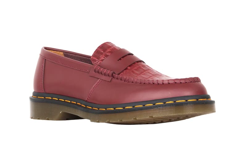 STÜSSY x Dr. Martens よりエッジィな表情を醸す新作コラボシューズが登場 Henley Penton Loaferにイエローステッチ&エンボス加工でストリートの香りを付与 Joy Division ジョイ・ディヴィジョン New Order ニュー・オーダー Peter Saville ピーター・サヴィル Dr. Martens ドクターマーチン STÜSSY ステューシー グリーン ブラック チェリーレッド ホワイト Henley Penton Loafer ヘンリーペントンローファー クロコダイル イエローステッチ 6月29日 オンラインサイト HYPEBEAST ハイプビースト