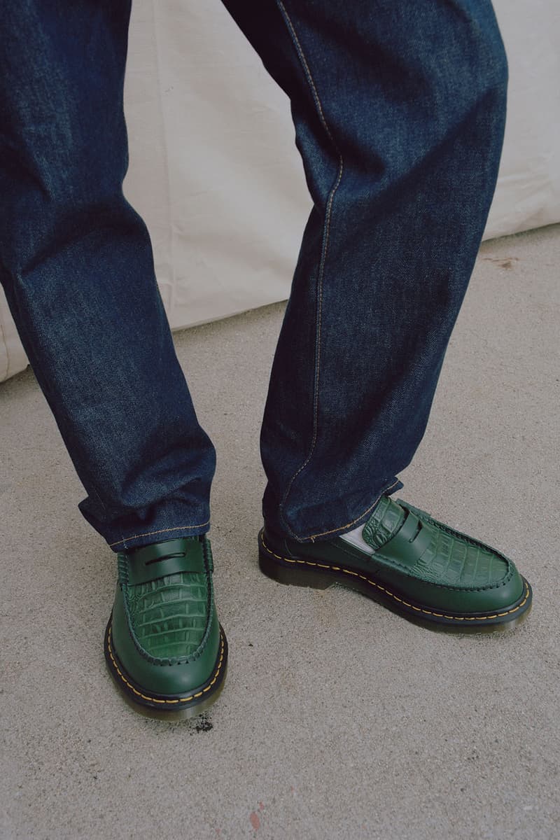 STÜSSY x Dr. Martens よりエッジィな表情を醸す新作コラボシューズが登場 Henley Penton Loaferにイエローステッチ&エンボス加工でストリートの香りを付与 Joy Division ジョイ・ディヴィジョン New Order ニュー・オーダー Peter Saville ピーター・サヴィル Dr. Martens ドクターマーチン STÜSSY ステューシー グリーン ブラック チェリーレッド ホワイト Henley Penton Loafer ヘンリーペントンローファー クロコダイル イエローステッチ 6月29日 オンラインサイト HYPEBEAST ハイプビースト