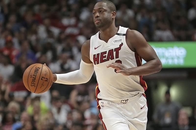 ドウェイン・ウェイドが引退後に今は無き“あのNBAチーム”を復活させる? 「心の底からNBA球団のオーナーになりたいと思っているんだ」と語るD-Wadeが描く未来のビジョンとは…… Dwyane Wade(ドウェイン・ウェイド)はすでに引退後のキャリアを見据えている。だが、決して彼がバスケットボールから離れることはない。FlashはNBA球団のオーナーになることを夢見ているようだ。 D-Wadeは『Bloomberg』のJoel Weber(ジョエル・ウェバー)に未来の目標を語った。「僕は、心の底からNBA球団のオーナーになりたいと思っているんだ。でも、チームを買おうとはしないだろうね。お金とかが欲しいんじゃない、僕は本当に偉大なオーナーシップグループの一員になりたいんだ。Grant Hill(グラント・ヒル)はアトランタ・ホークス、Shaquille O'Neal(シャキール・オニール)はサクラメント・キングスに携わっているよね。僕が言っているのはそういうことさ。でも、まずはじめに引退が先だね。全てはそれからだ」 そこで気になるのが、Wadeがオーナーとなる球団であるが、きっとこれには誰しもが驚くことだろう。「シアトル。僕はシアトルの球団、ソニックスを復活させたいんだ。僕はシアトルは最高のバスケットボールタウンだと思う。僕は是非ともその一部になりたいね」。そう、Wadeは2008年に本拠地をオクラホマシティに移転し、オクラホマシティ・サンダーにチーム名を変更したシアトル・スーパーソニックスの復活を目論んでいるである。 だが、お金とかが欲しいのではないと言っても、Wadeには養う家族がおり、球団を運営するのもタダではない。だからこそ、ビジネスを学ぶ姿勢も見せている。彼はWeberにワインやコールドギア、ラゲージ、ソックスなど、何かしらのライフスタイルブランドの設立にも関心を示している。「(前に挙げた)これら全てがライフスタイルの一部だよね」と語るWadeは続けて、「僕が成功するかと思っているかって? もちろん、そう願っているよ。そのためには多くのことを学ばないといけないけど、ソックスカンパニーのStanceと契約できたことは本当に素晴らしいことで、Stanceは“新たなソックスカンパニーをスタートさせよう。もっと手軽で、マスに向けた何かをしよう”と言ってくれたんだ」と先の計画を明かしてくれた。 果たして、NBAオールスターに12度も選出されたFlashは引退後にどのような道を歩むことになるのだろうか。 17-18年シーズンのNBA珍プレー大賞“shaqtin' a fool”や、来季を占うNBA ドラフト 2018の指名結果など、『HYPEBEAST』がお届けするその他のNBAニュースもあわせてご確認を。