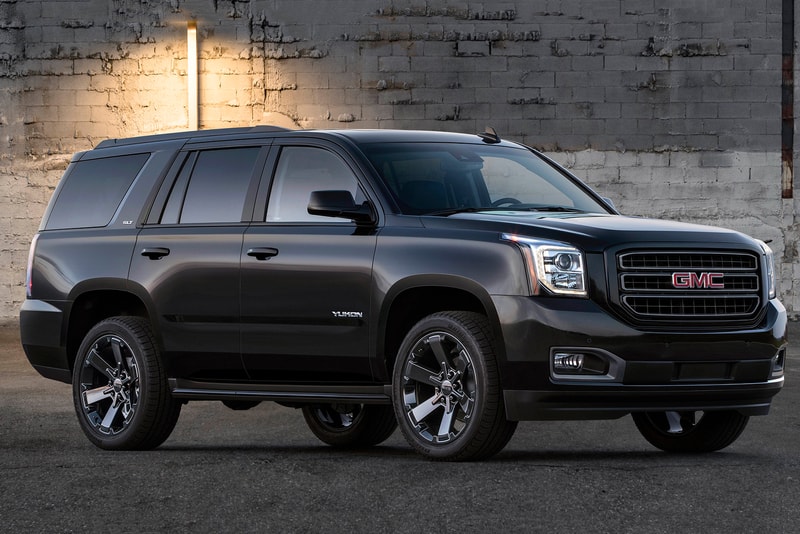 ヴィン・ディーゼルの愛車 GMC Yukon から上位モデルに匹敵する “Graphite Edition” が登場  10速オートマチックトランスミッションと420馬力の6.2L V8エンジンを搭載した漆黒のフルサイズSUV 『ワイルド・スピード』でDominic Toretto（ドミニク・トレット）役を演じるVin Diesel（ヴィン・ディーゼル）の愛車としてもお馴染みのGMC YukonとYukon XLから、“Graphite Edition”の名を冠した新モデルが登場。ルーフレールからグリル、フォグランプ周辺、窓縁に至るまで、ボディの全てをブラックで統一した漆黒のフルサイズSUVは、標準ボディのYukon、ロングボディタイプのYukon XLともに無骨な22インチホイールを履いているが、前者はシルバーのホイールを剥き出しに、後者はそこにブラックのペイントを施している。  パフォーマンスバージョンには高級グレードであるDenaliと同じく、磁気サスペンションと420馬力を発揮する6.2L V8エンジンを搭載。また、10速オートマチックトランスミッションと比率3.23:1のリアアクセルがその性能を最大限に引き出し、「Bose（ボーズ）」のノイズキャンセラー、170アンプのアルタネーター、トレーラーのブレーキ制御機など、要所のパーツクオリティも申し分ない。  価格帯などに関する詳細は明らかになっていないものの、“Graphite Edition”がDenaliよりも高価に設定されることは考えにくい。その他、性能などの追加情報は「GMC」からのアナウンスを待とう。  SUV好きの方は、高級感が360°から放たれるInfiniti QX80のリミテッドエディションもあわせてチェックしてみてはいかが？