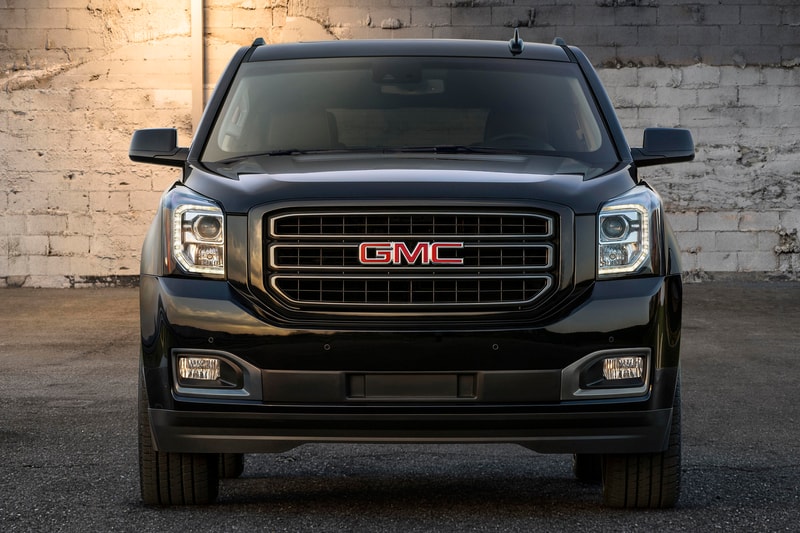 ヴィン・ディーゼルの愛車 GMC Yukon から上位モデルに匹敵する “Graphite Edition” が登場  10速オートマチックトランスミッションと420馬力の6.2L V8エンジンを搭載した漆黒のフルサイズSUV 『ワイルド・スピード』でDominic Toretto（ドミニク・トレット）役を演じるVin Diesel（ヴィン・ディーゼル）の愛車としてもお馴染みのGMC YukonとYukon XLから、“Graphite Edition”の名を冠した新モデルが登場。ルーフレールからグリル、フォグランプ周辺、窓縁に至るまで、ボディの全てをブラックで統一した漆黒のフルサイズSUVは、標準ボディのYukon、ロングボディタイプのYukon XLともに無骨な22インチホイールを履いているが、前者はシルバーのホイールを剥き出しに、後者はそこにブラックのペイントを施している。  パフォーマンスバージョンには高級グレードであるDenaliと同じく、磁気サスペンションと420馬力を発揮する6.2L V8エンジンを搭載。また、10速オートマチックトランスミッションと比率3.23:1のリアアクセルがその性能を最大限に引き出し、「Bose（ボーズ）」のノイズキャンセラー、170アンプのアルタネーター、トレーラーのブレーキ制御機など、要所のパーツクオリティも申し分ない。  価格帯などに関する詳細は明らかになっていないものの、“Graphite Edition”がDenaliよりも高価に設定されることは考えにくい。その他、性能などの追加情報は「GMC」からのアナウンスを待とう。  SUV好きの方は、高級感が360°から放たれるInfiniti QX80のリミテッドエディションもあわせてチェックしてみてはいかが？