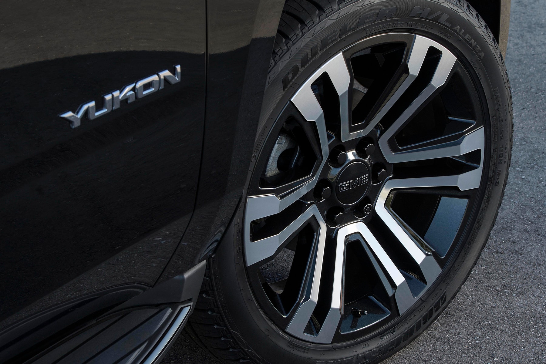 ヴィン・ディーゼルの愛車 GMC Yukon から上位モデルに匹敵する “Graphite Edition” が登場  10速オートマチックトランスミッションと420馬力の6.2L V8エンジンを搭載した漆黒のフルサイズSUV 『ワイルド・スピード』でDominic Toretto（ドミニク・トレット）役を演じるVin Diesel（ヴィン・ディーゼル）の愛車としてもお馴染みのGMC YukonとYukon XLから、“Graphite Edition”の名を冠した新モデルが登場。ルーフレールからグリル、フォグランプ周辺、窓縁に至るまで、ボディの全てをブラックで統一した漆黒のフルサイズSUVは、標準ボディのYukon、ロングボディタイプのYukon XLともに無骨な22インチホイールを履いているが、前者はシルバーのホイールを剥き出しに、後者はそこにブラックのペイントを施している。  パフォーマンスバージョンには高級グレードであるDenaliと同じく、磁気サスペンションと420馬力を発揮する6.2L V8エンジンを搭載。また、10速オートマチックトランスミッションと比率3.23:1のリアアクセルがその性能を最大限に引き出し、「Bose（ボーズ）」のノイズキャンセラー、170アンプのアルタネーター、トレーラーのブレーキ制御機など、要所のパーツクオリティも申し分ない。  価格帯などに関する詳細は明らかになっていないものの、“Graphite Edition”がDenaliよりも高価に設定されることは考えにくい。その他、性能などの追加情報は「GMC」からのアナウンスを待とう。  SUV好きの方は、高級感が360°から放たれるInfiniti QX80のリミテッドエディションもあわせてチェックしてみてはいかが？