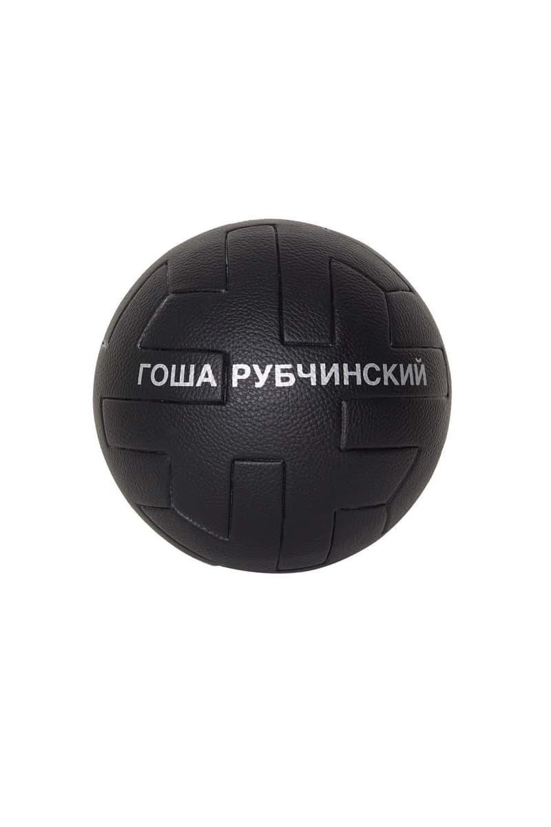 Gosha Rubchinskiy x adidas によるロシアW杯記念のコラボアイテム一覧が解禁 ロシア国旗をインスピレーション源としたポップでストリートなアイテムが多数ラインアップ 2018 FIFAワールドカップロシア Gosha Rubchinskiy ゴーシャ・ラブチンスキー adidas アディダス ロシア キリル文字 サッカーシャツ スウェット スリーストライプス 三本線 Predator 18+ Boot Dover Street Market Ginza リテーラー HYPEBEAST ハイプビースト