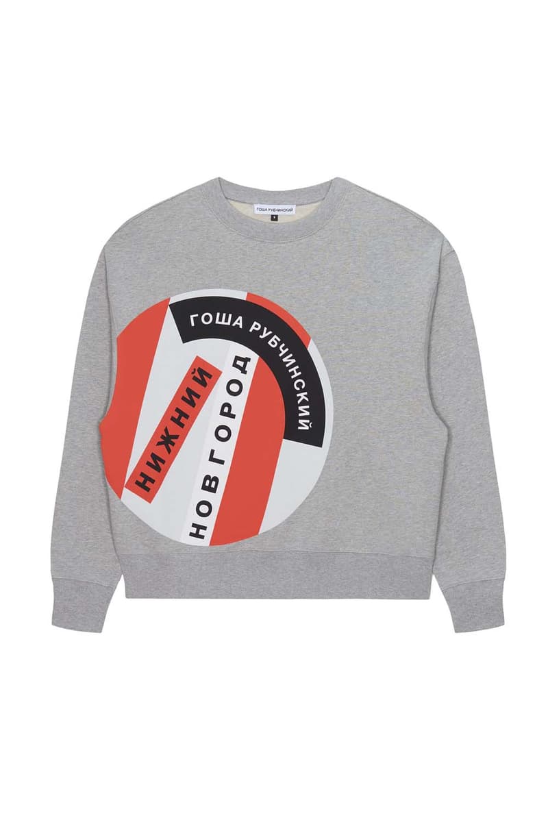 Gosha Rubchinskiy x adidas によるロシアW杯記念のコラボアイテム一覧が解禁 ロシア国旗をインスピレーション源としたポップでストリートなアイテムが多数ラインアップ 2018 FIFAワールドカップロシア Gosha Rubchinskiy ゴーシャ・ラブチンスキー adidas アディダス ロシア キリル文字 サッカーシャツ スウェット スリーストライプス 三本線 Predator 18+ Boot Dover Street Market Ginza リテーラー HYPEBEAST ハイプビースト